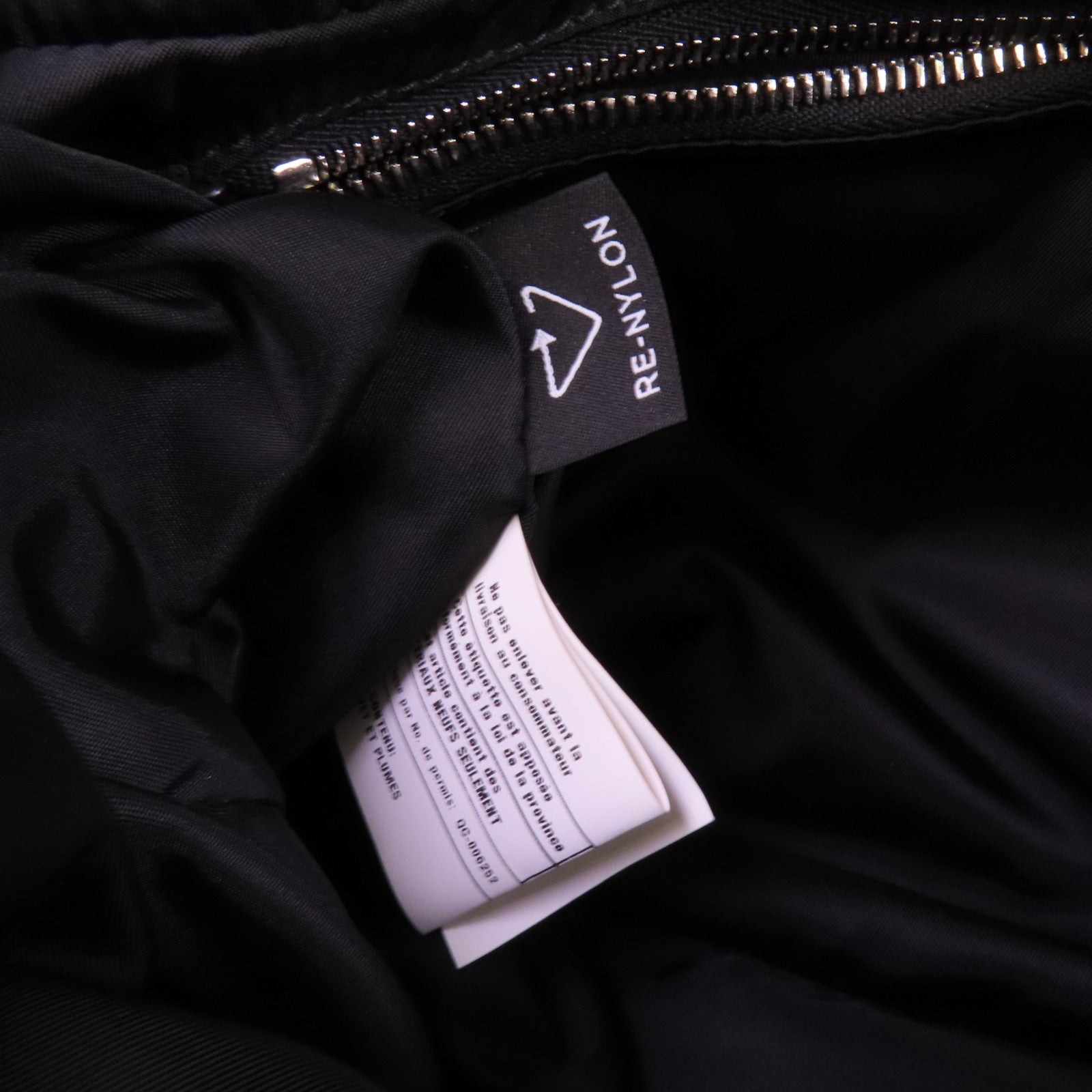 PRADA 尼龍Tessuto銀扣肩背袋