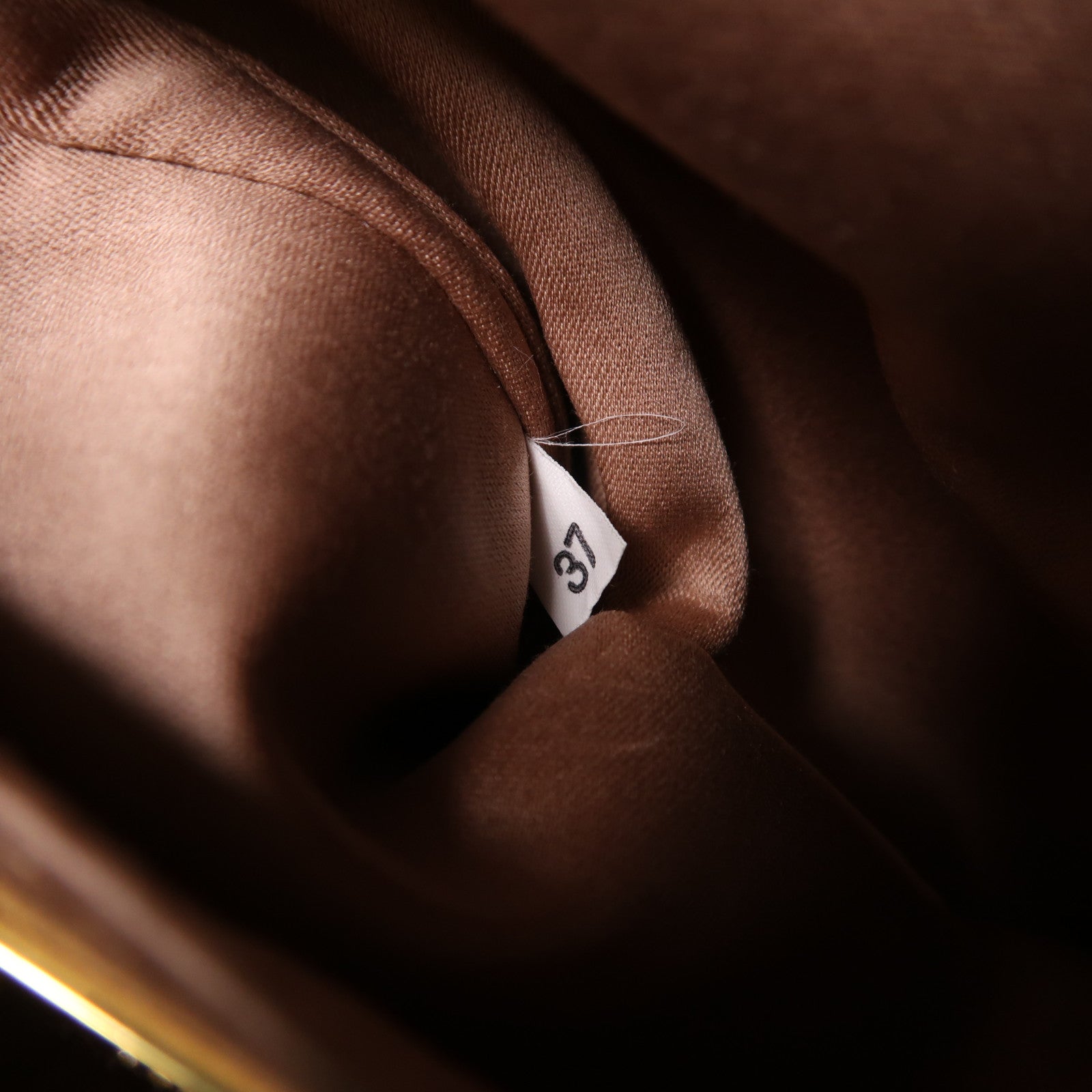 Miu Miu 牛皮皮革Chain Shoulder金扣肩背袋