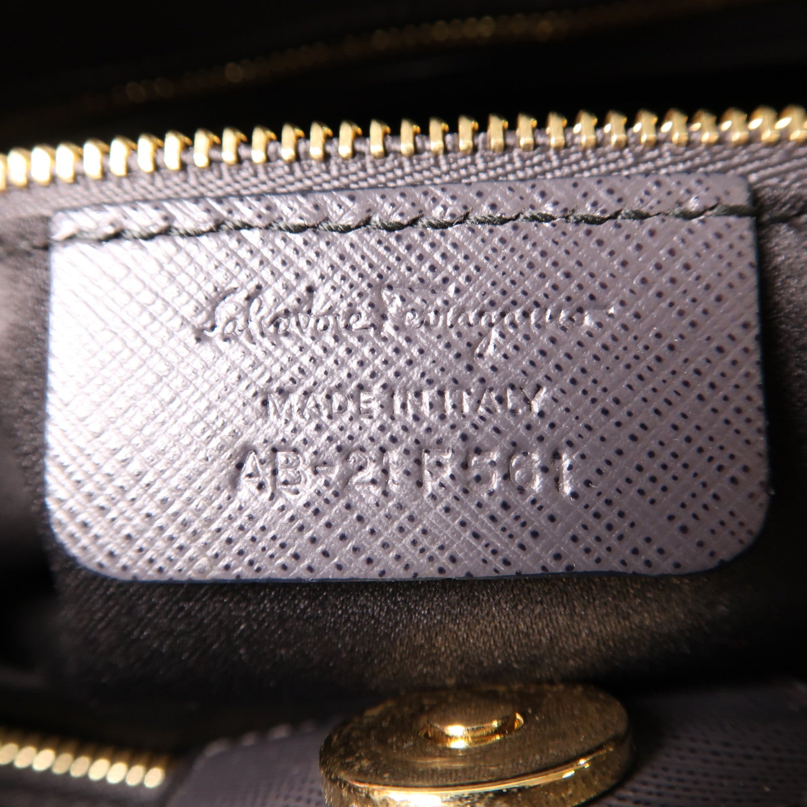 Salvatore Ferragamo 牛皮皮革Shoulder Bag金扣鏈帶肩背袋灰色