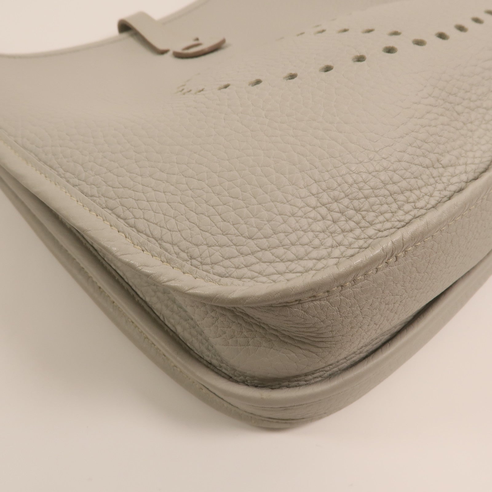 HERMES Clemence皮革Evelyne PM銀扣肩背袋Gris Perle