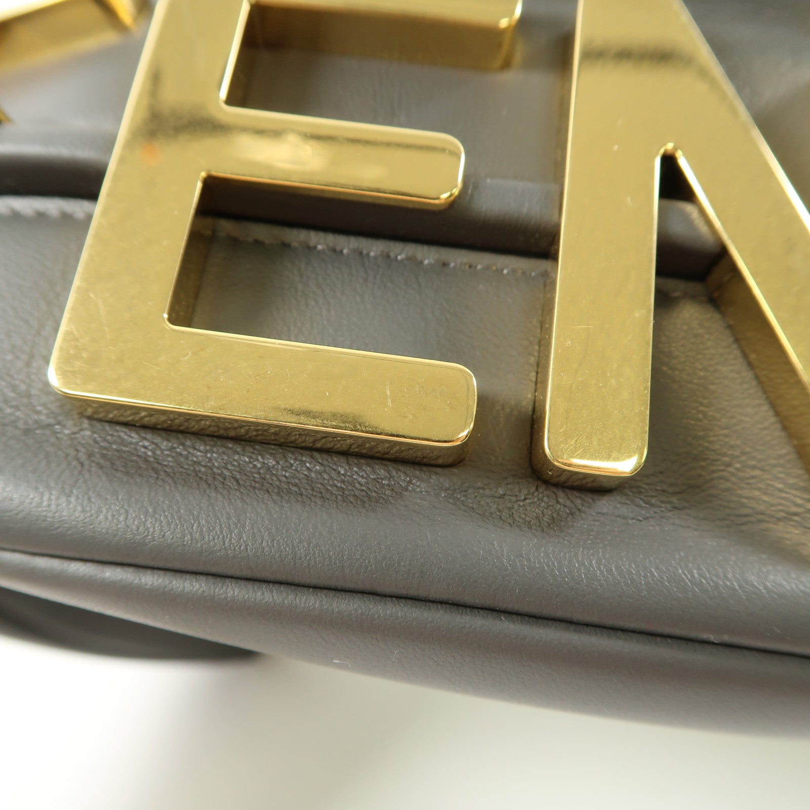 FENDI 牛皮皮革Graphy金扣肩背袋灰色