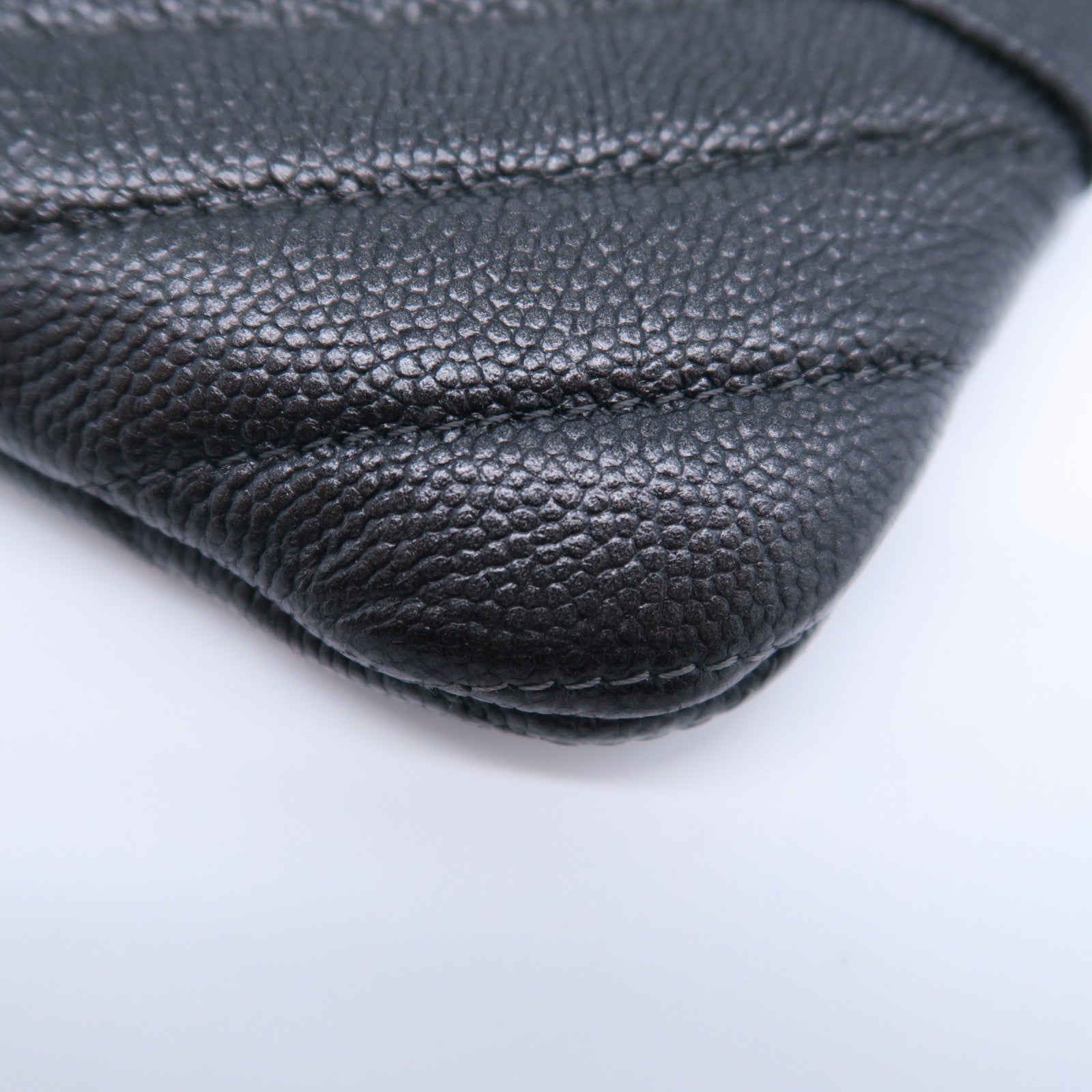 CHANEL 斜紋Caviar皮革Pouch金扣手拿包灰色