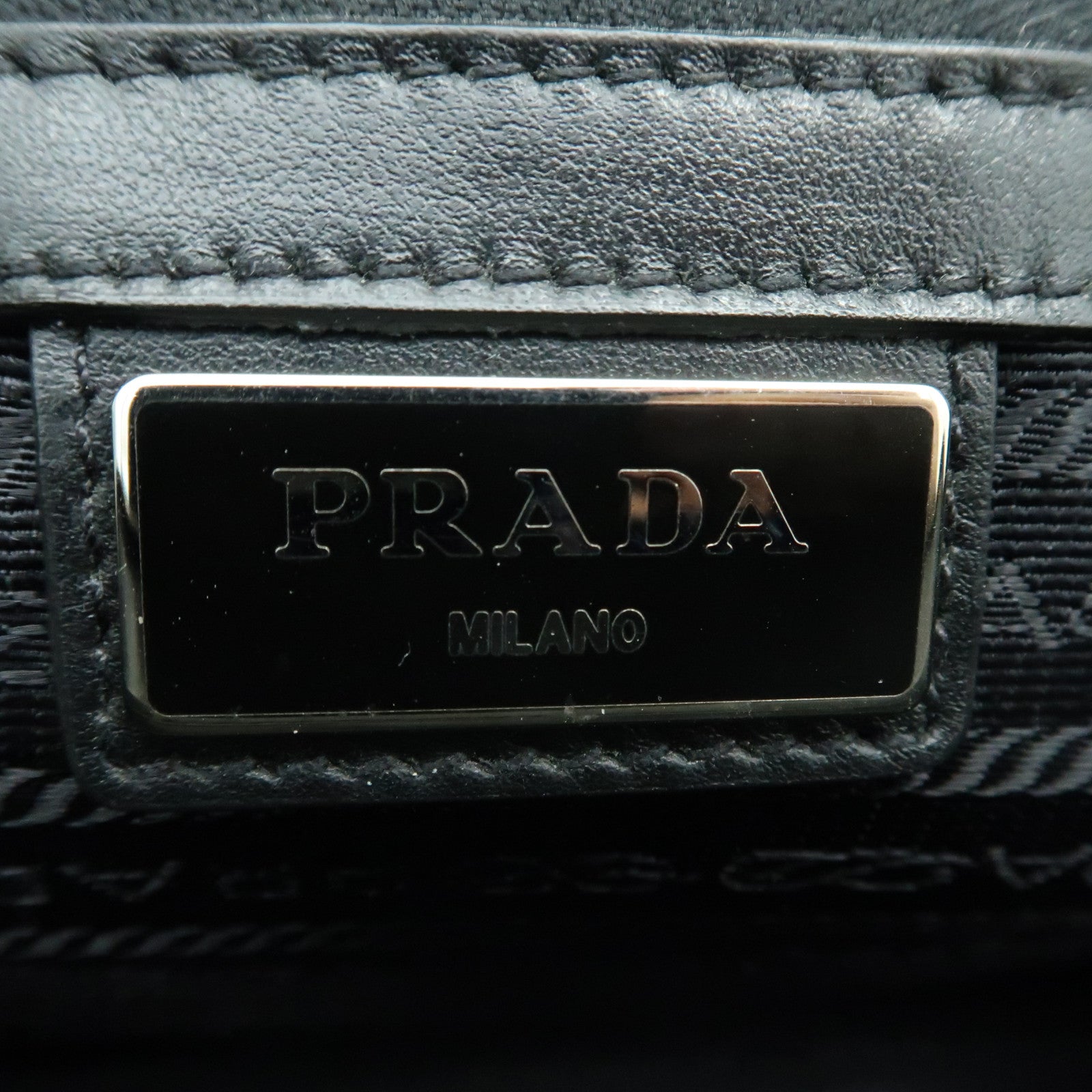 PRADA 牛皮皮革Saffiano Travel銀扣手拿包黑色