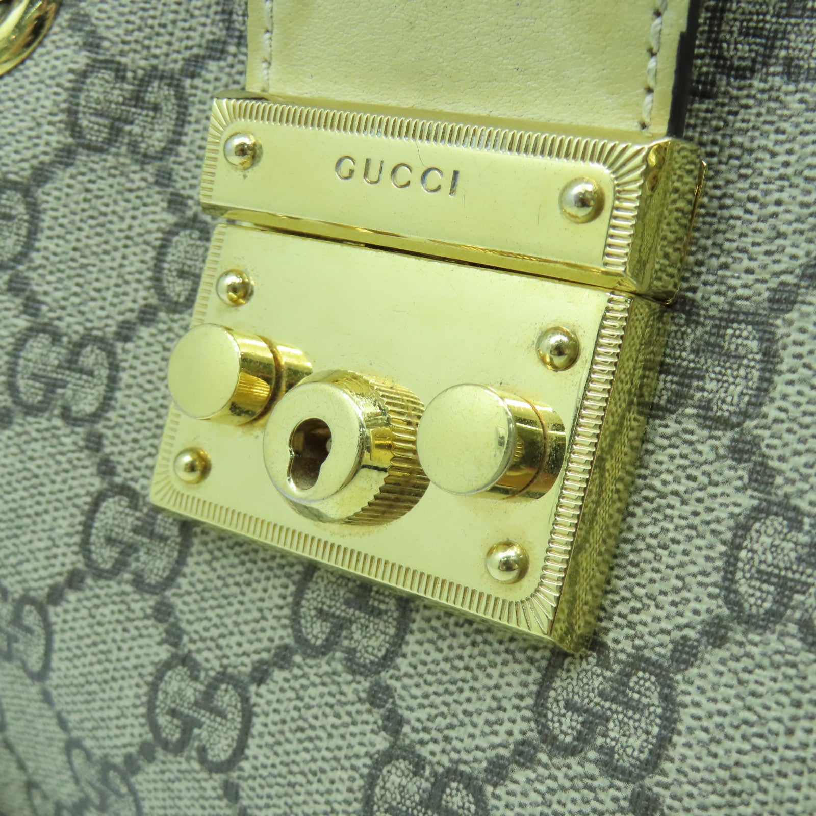 GUCCI 【激減優惠】塗層帆布Padlock GG金扣鏈帶肩背袋灰色/米色
