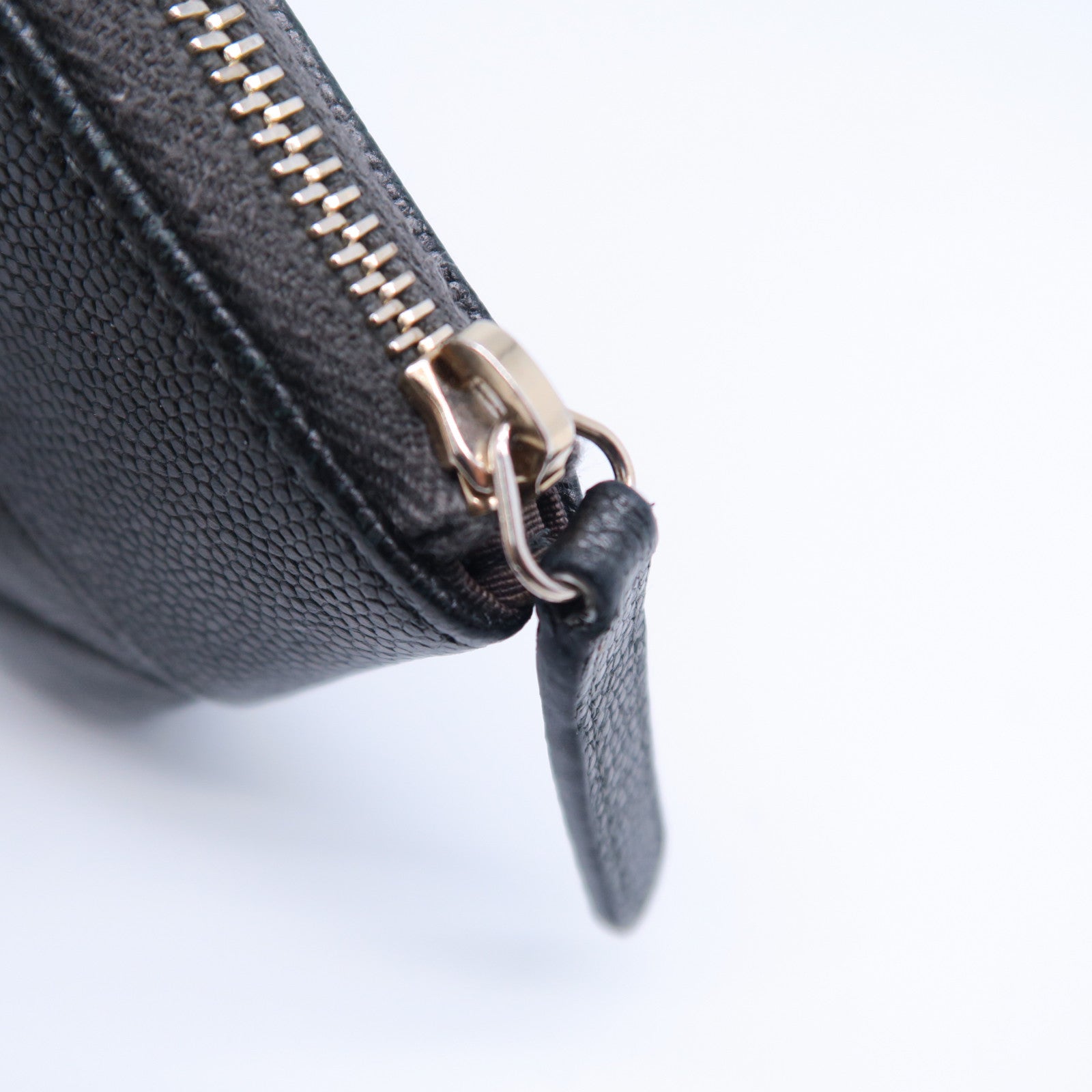 CHANEL 斜紋Caviar皮革Pouch金扣手拿包灰色
