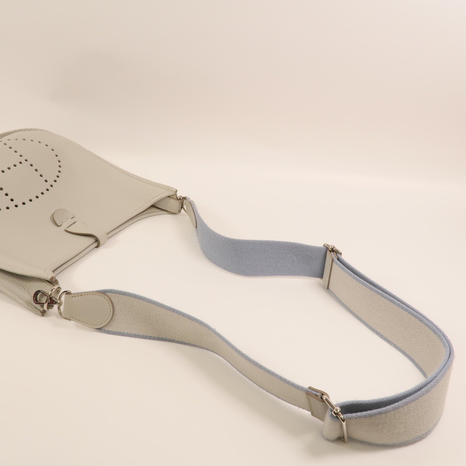 HERMES Clemence皮革Evelyne PM銀扣肩背袋Gris Perle