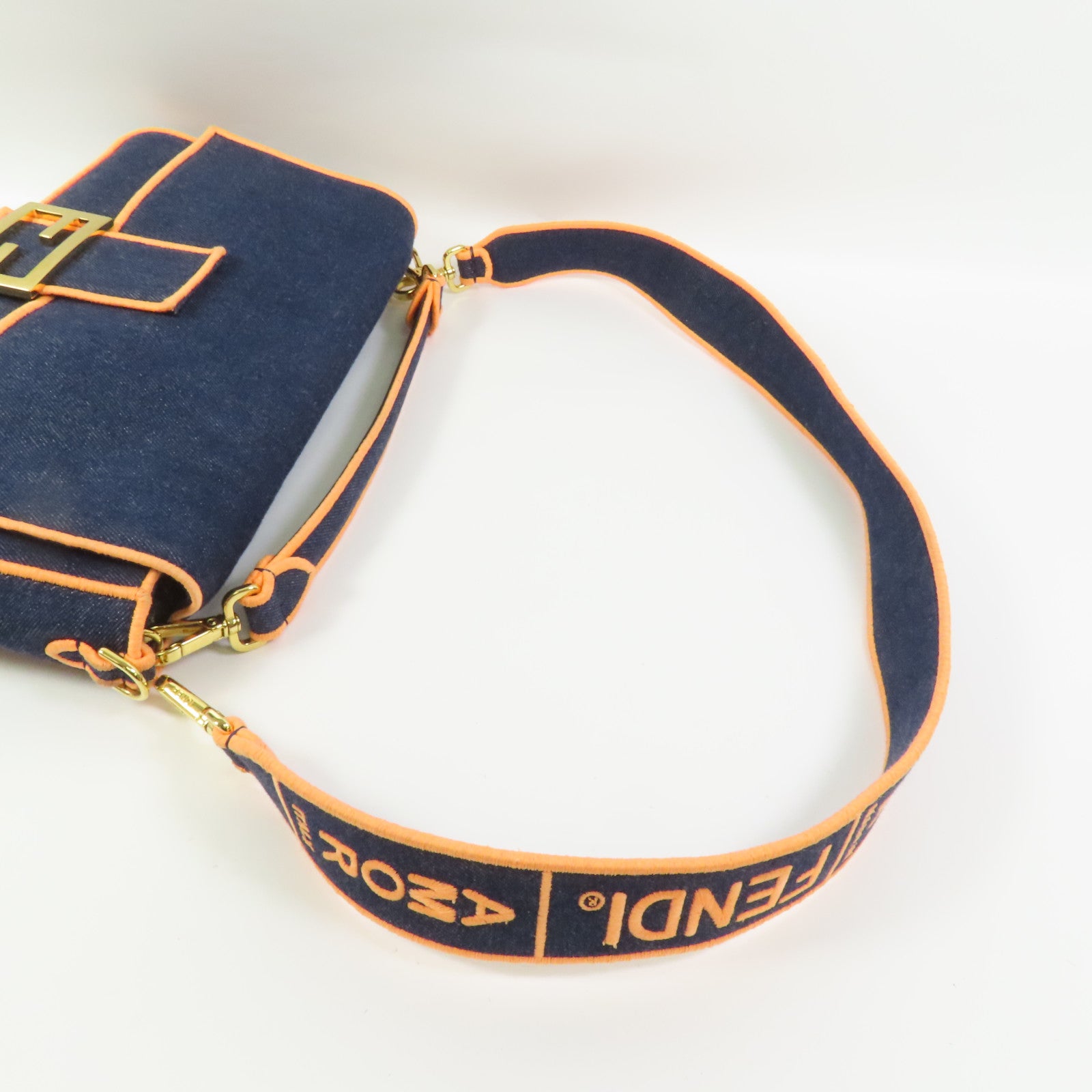 FENDI 牛仔布Baguette Large金扣手挽肩背兩用袋