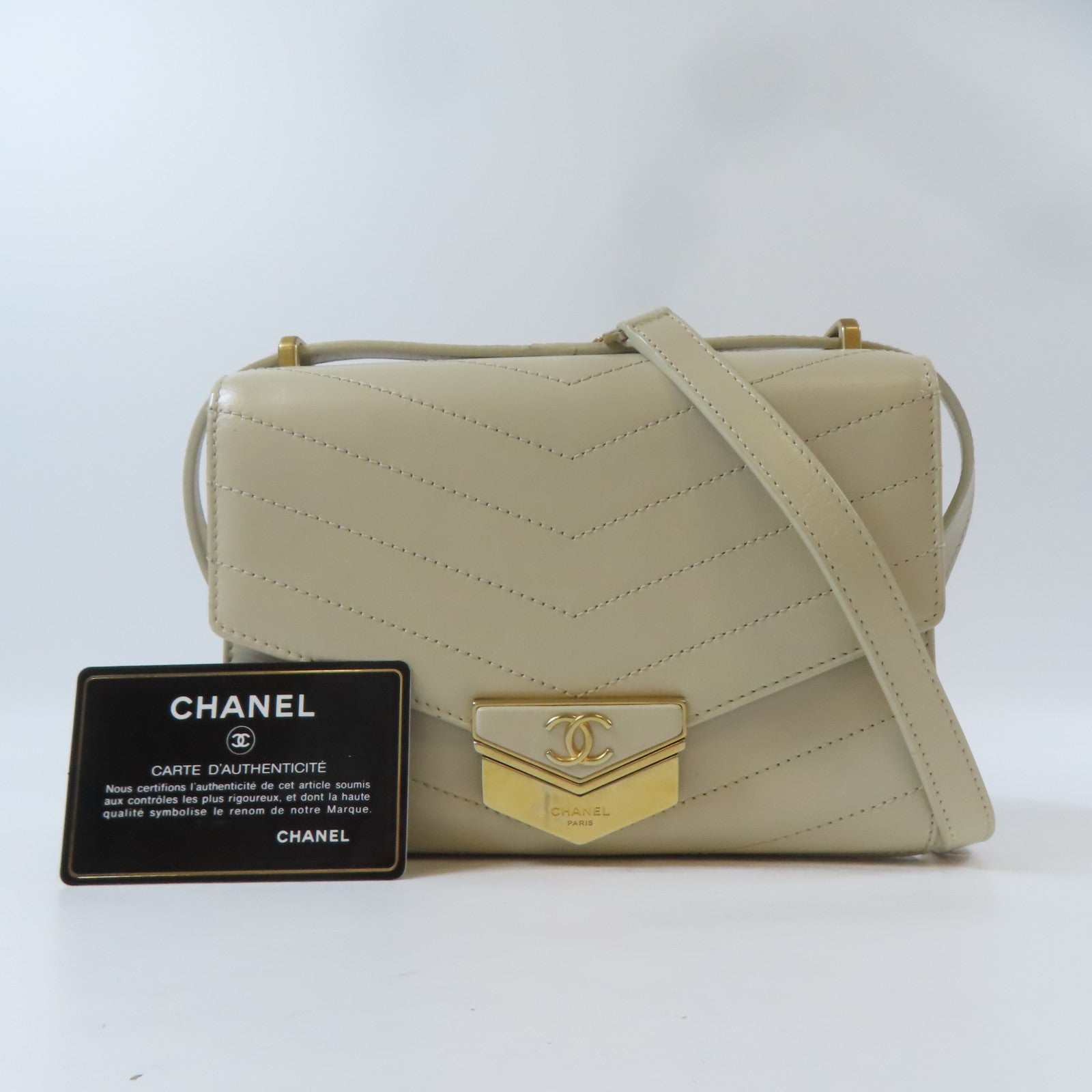 CHANEL 【激減優惠】斜紋牛皮皮革Chevron Medal Flap金扣肩背袋米色