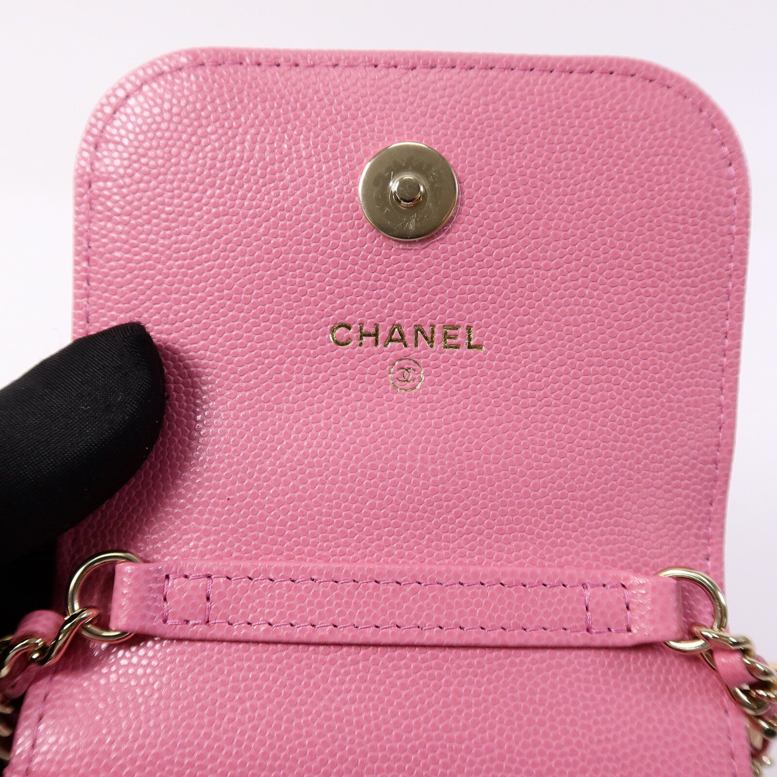 CHANEL 牛皮皮革Phone And AirPods Case with Chain鏈帶肩背袋