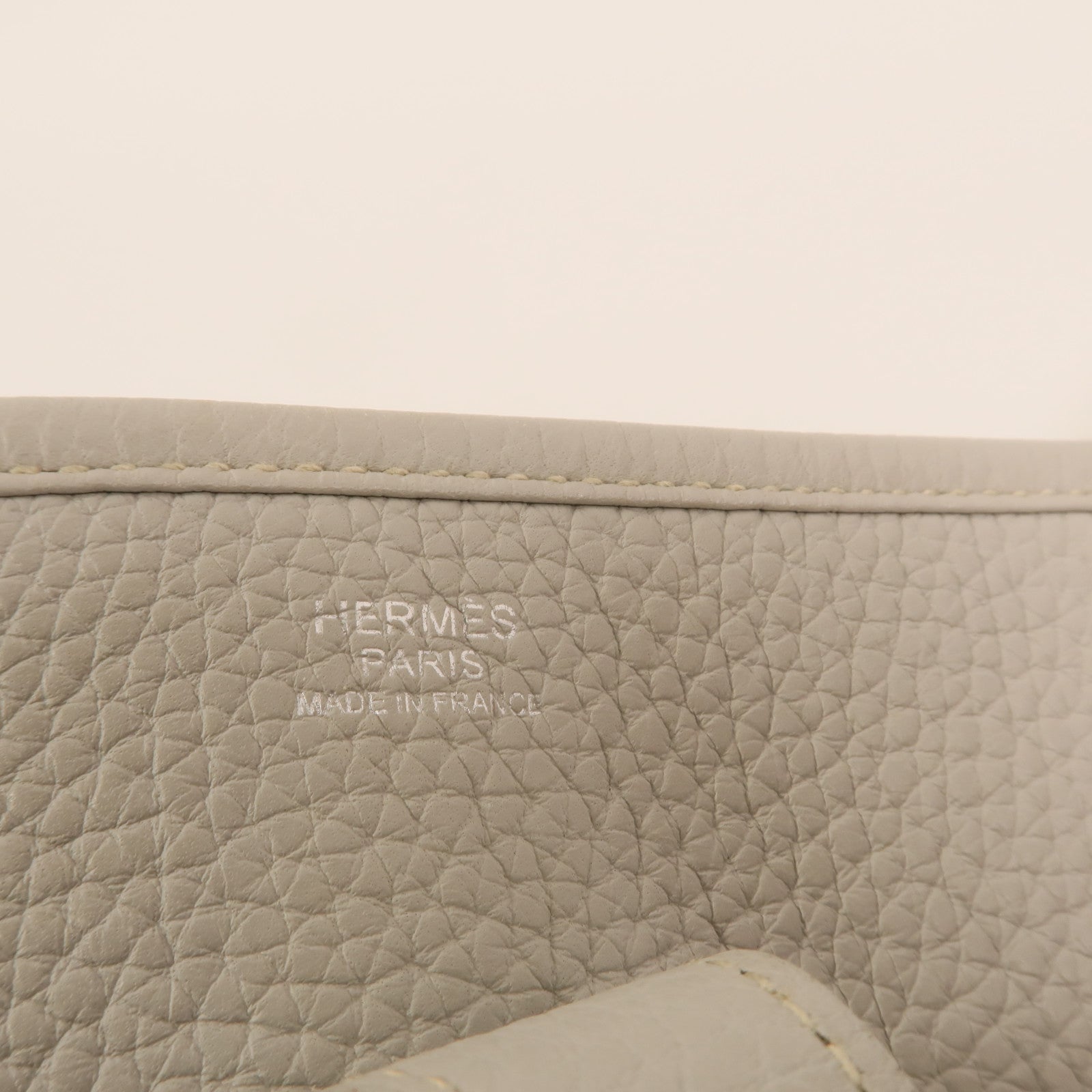 HERMES Clemence皮革Evelyne PM銀扣肩背袋Gris Perle