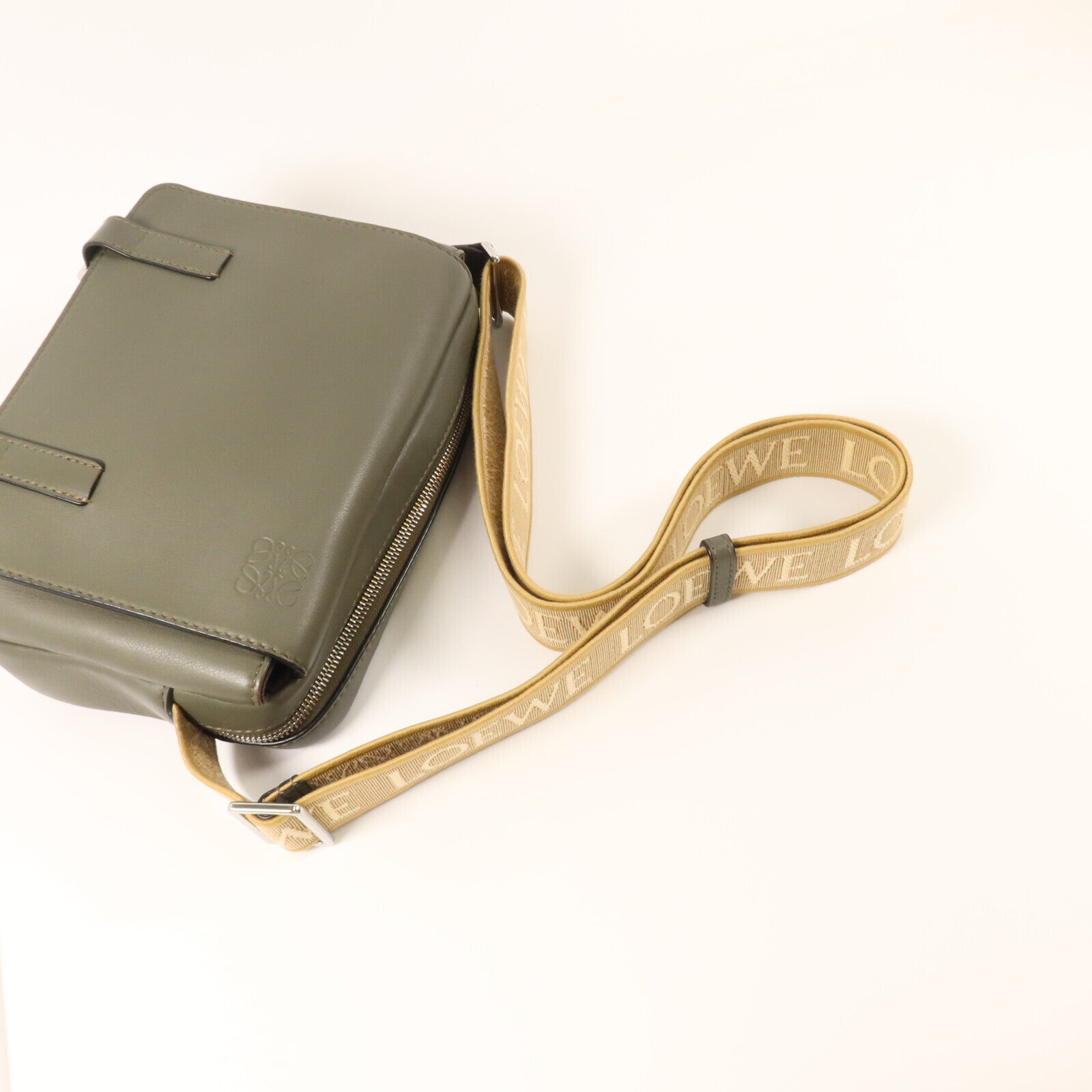 LOEWE 牛皮皮革Military XS銀扣肩背袋