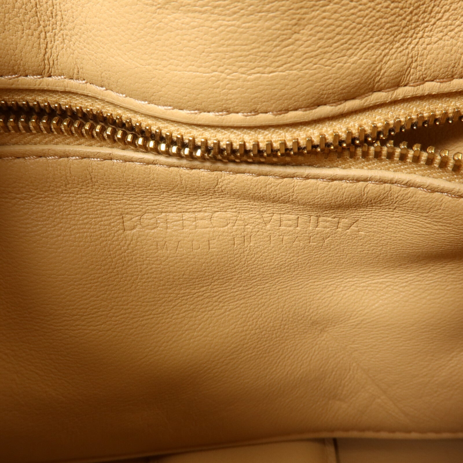 BOTTEGA VENETA 羊皮皮革Cassette Medium肩背袋