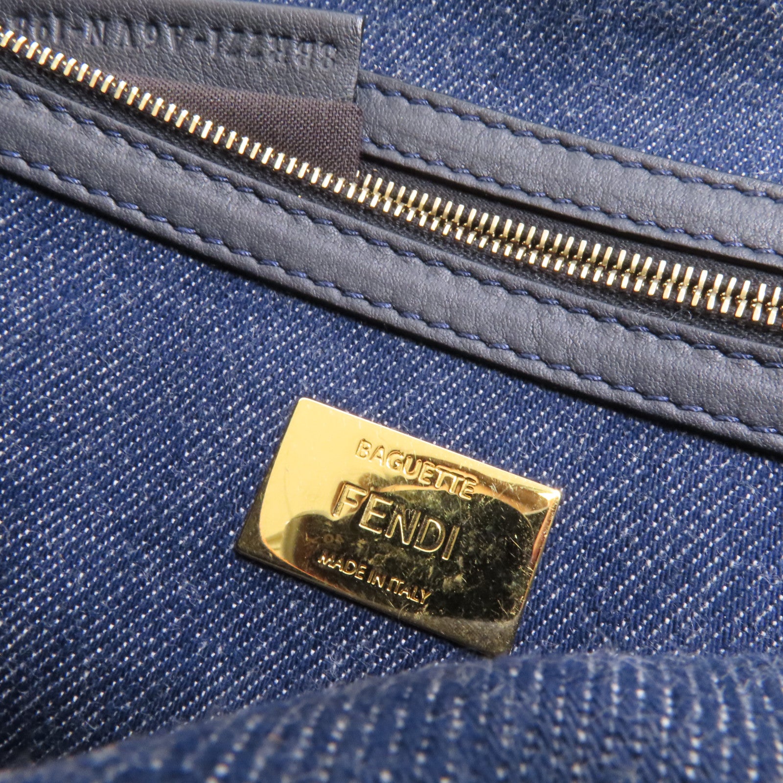 FENDI 牛仔布Baguette Large金扣手挽肩背兩用袋