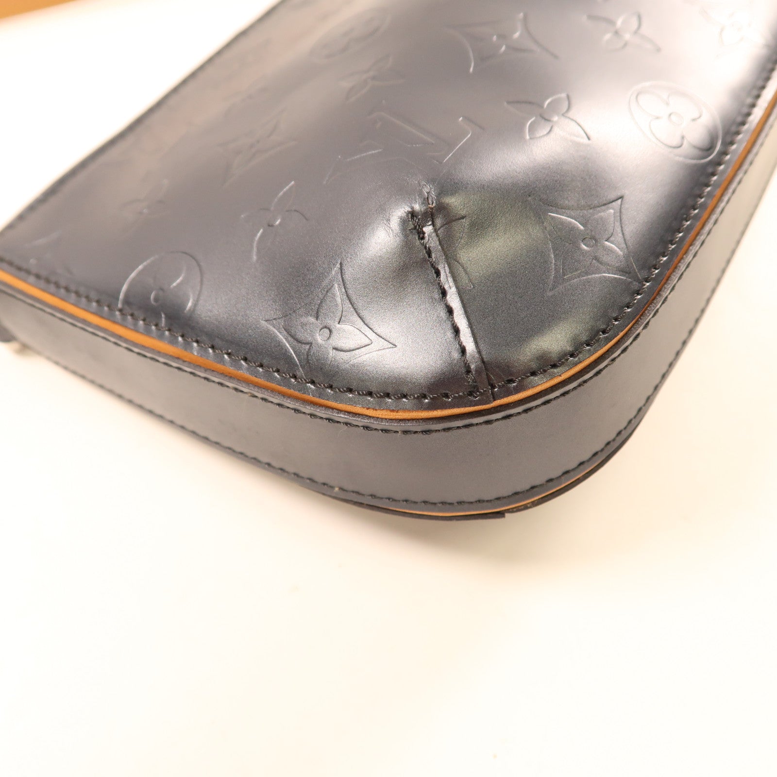 LOUIS VUITTON 牛皮皮革Matt Fowler Noir銀扣肩背袋