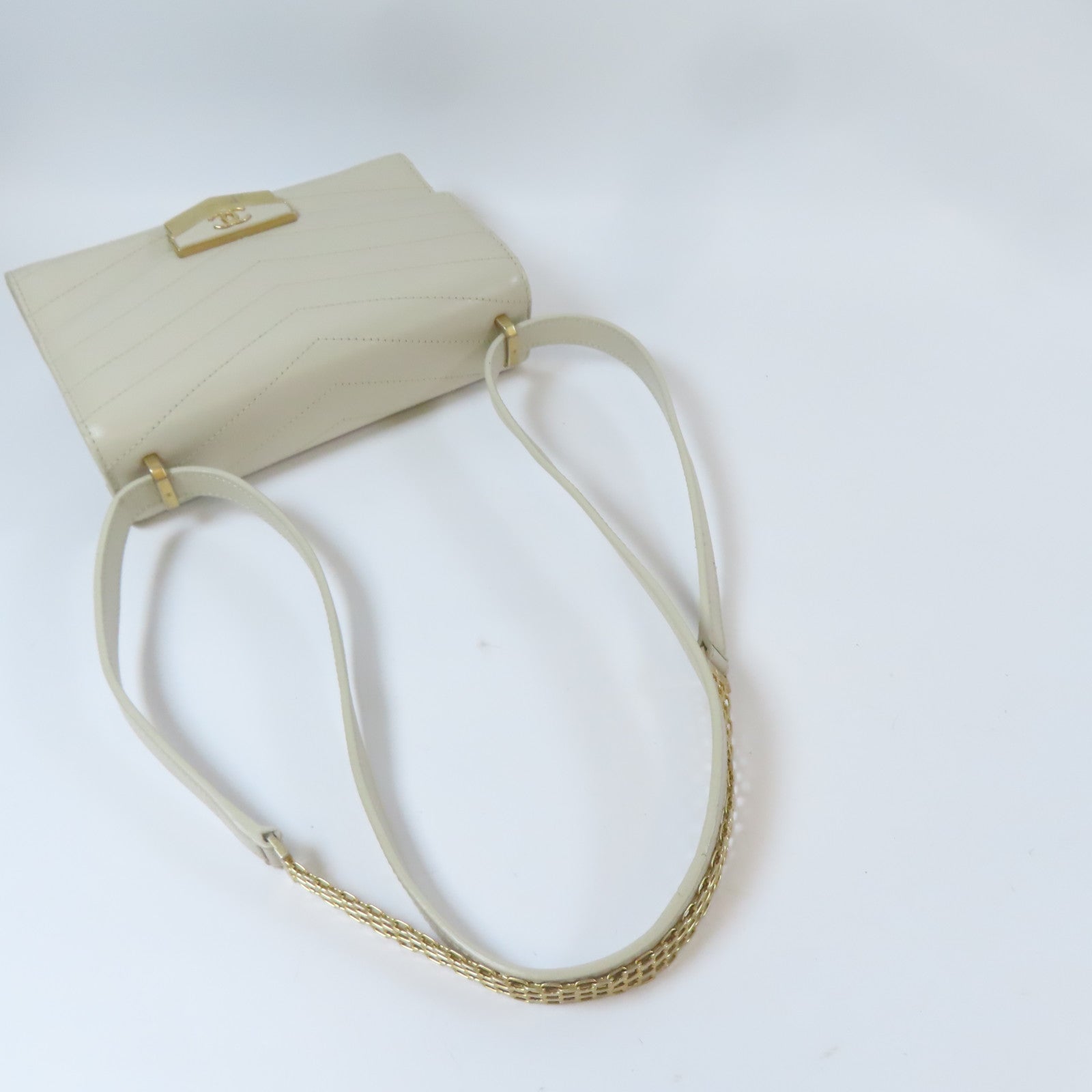 CHANEL 【激減優惠】斜紋牛皮皮革Chevron Medal Flap金扣肩背袋米色