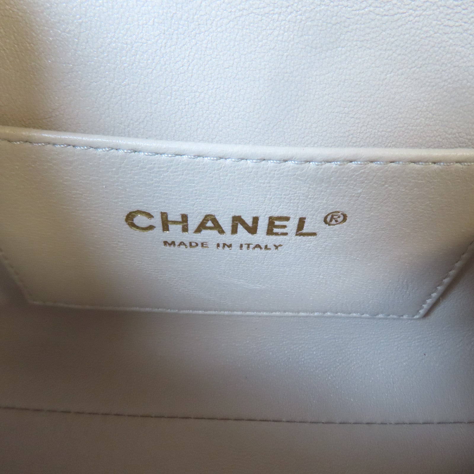 CHANEL 【激減優惠】斜紋牛皮皮革Chevron Medal Flap金扣肩背袋米色