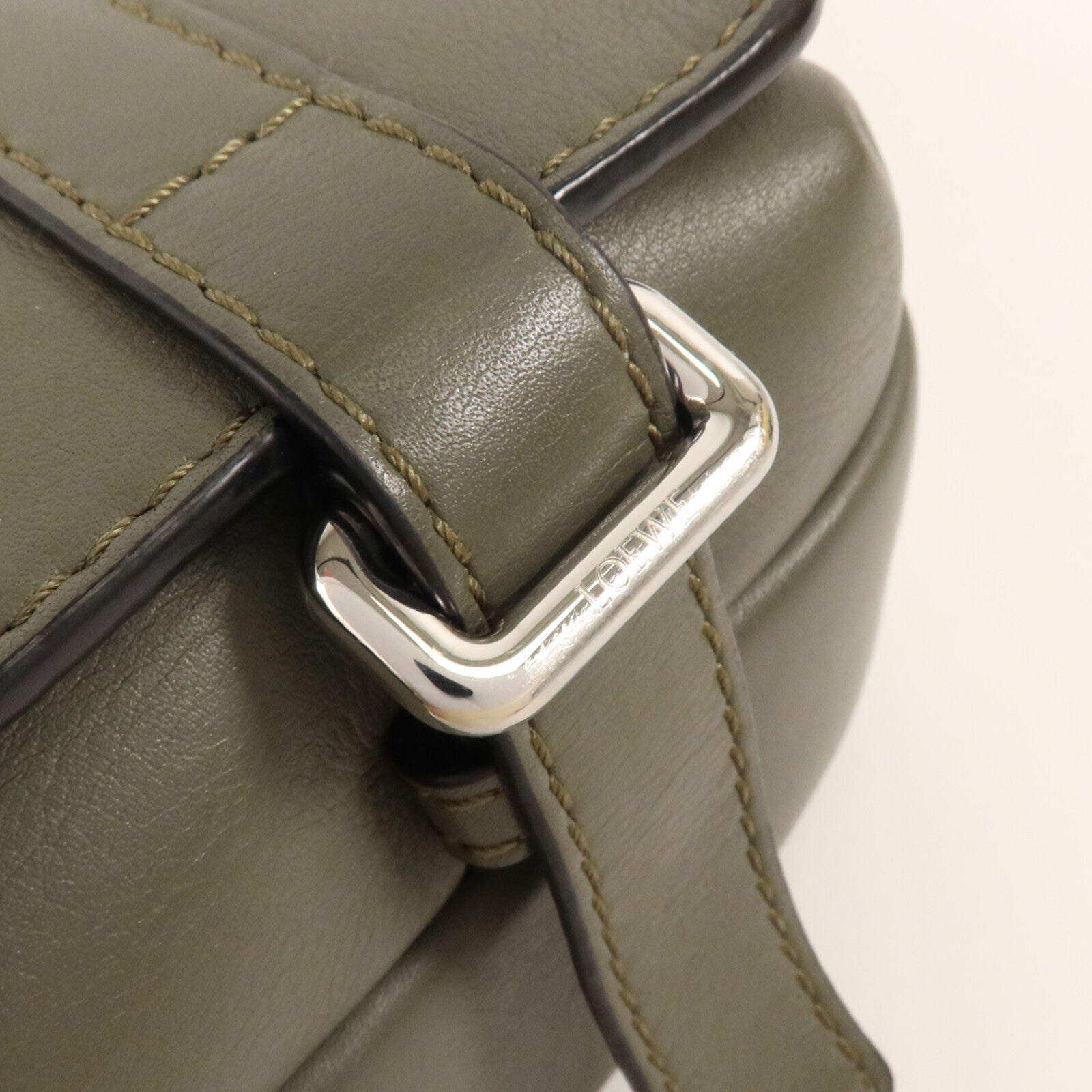 LOEWE 牛皮皮革Military XS銀扣肩背袋