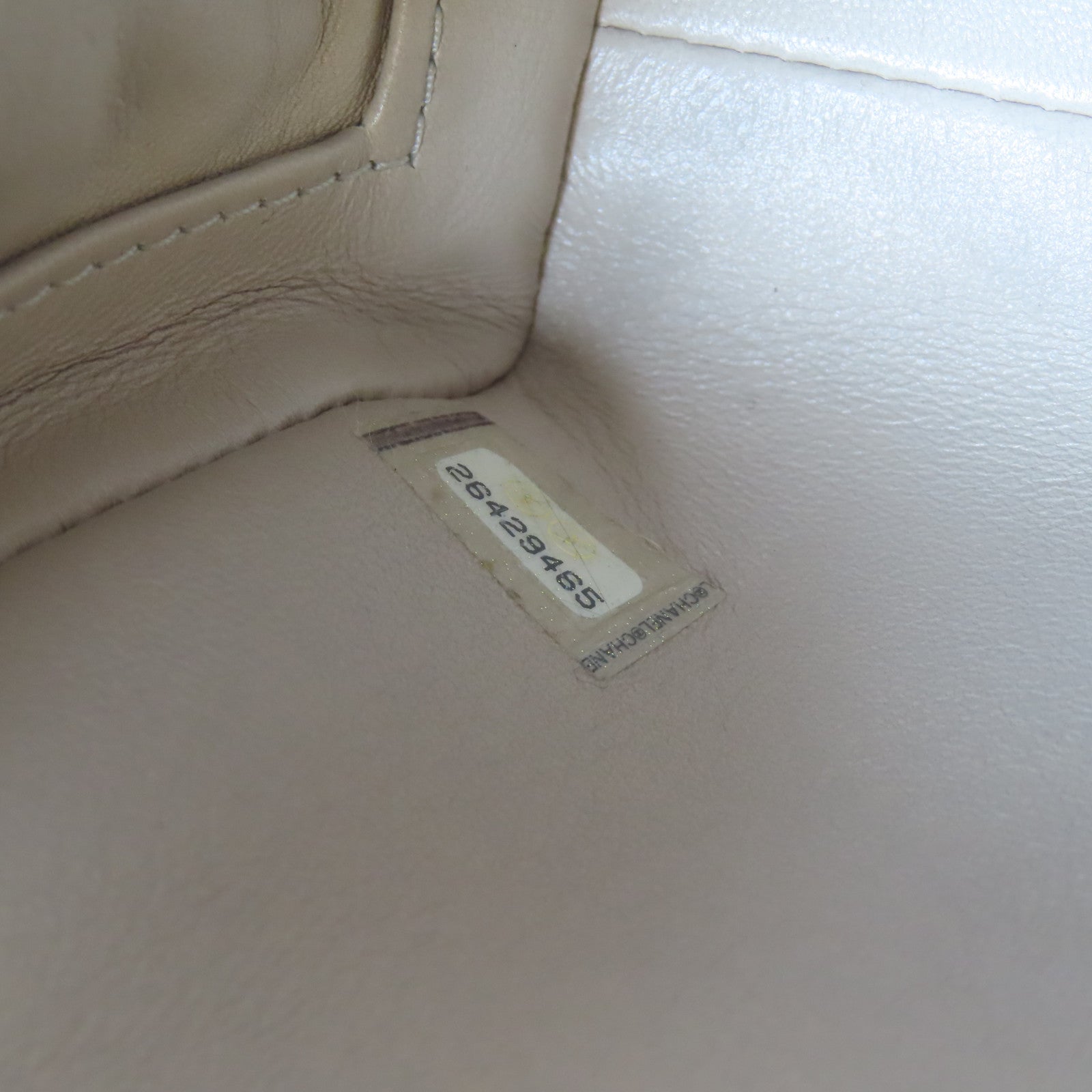 CHANEL 【激減優惠】斜紋牛皮皮革Chevron Medal Flap金扣肩背袋米色