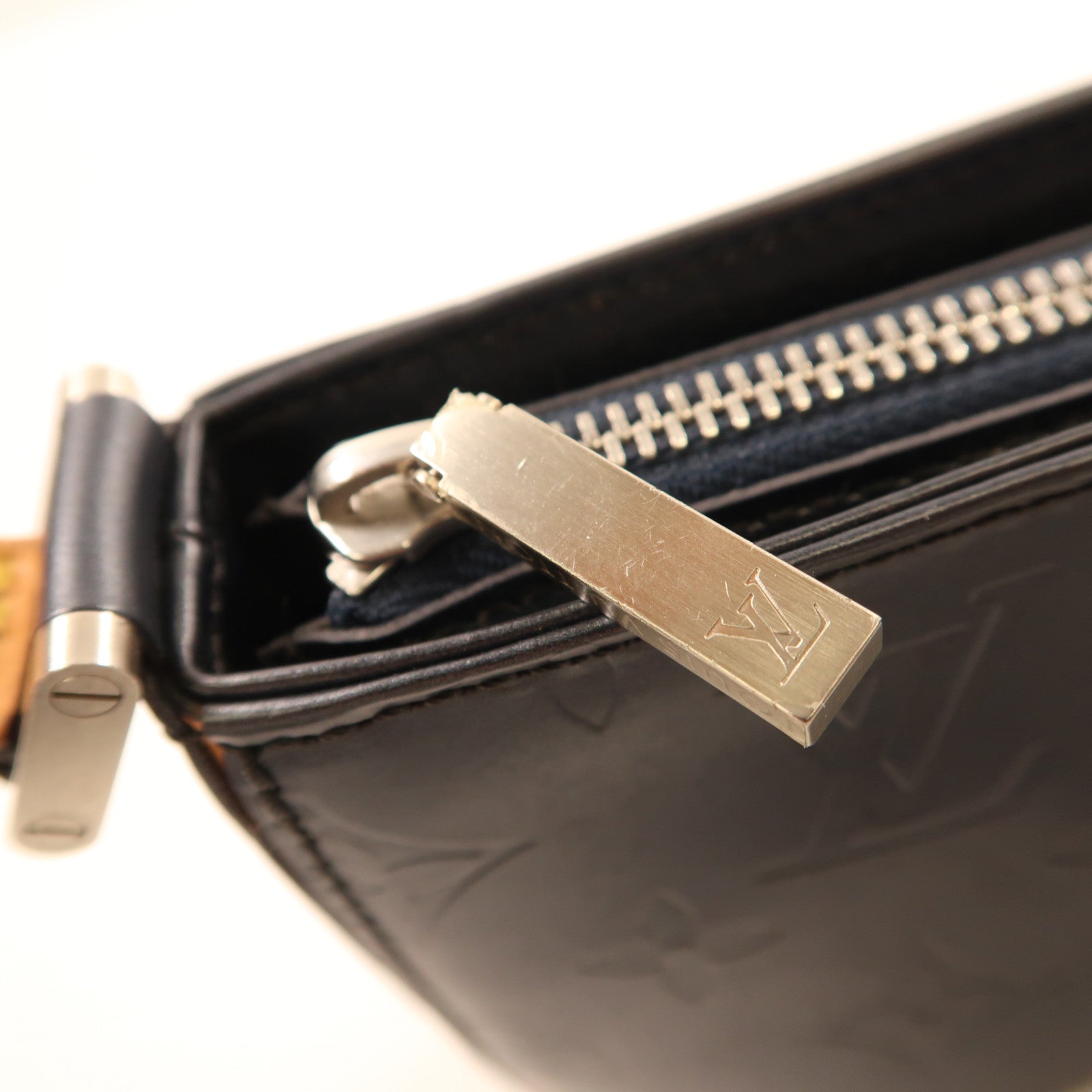 LOUIS VUITTON 牛皮皮革Matt Fowler Noir銀扣肩背袋