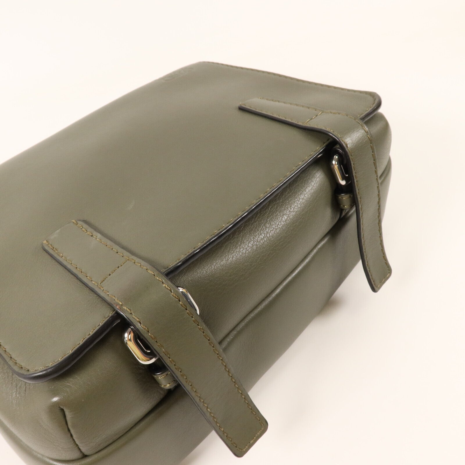 LOEWE 牛皮皮革Military XS銀扣肩背袋