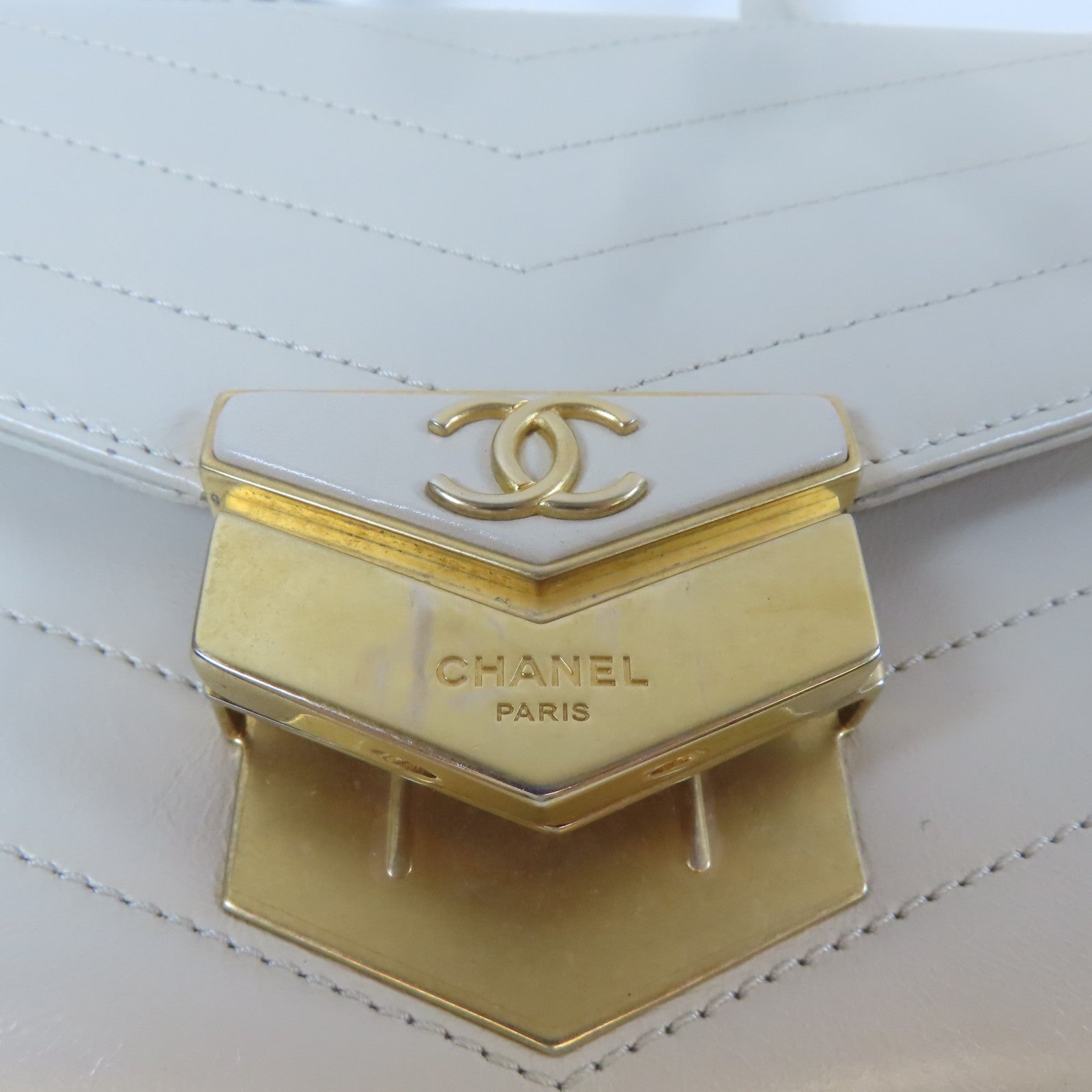 CHANEL 【激減優惠】斜紋牛皮皮革Chevron Medal Flap金扣肩背袋米色