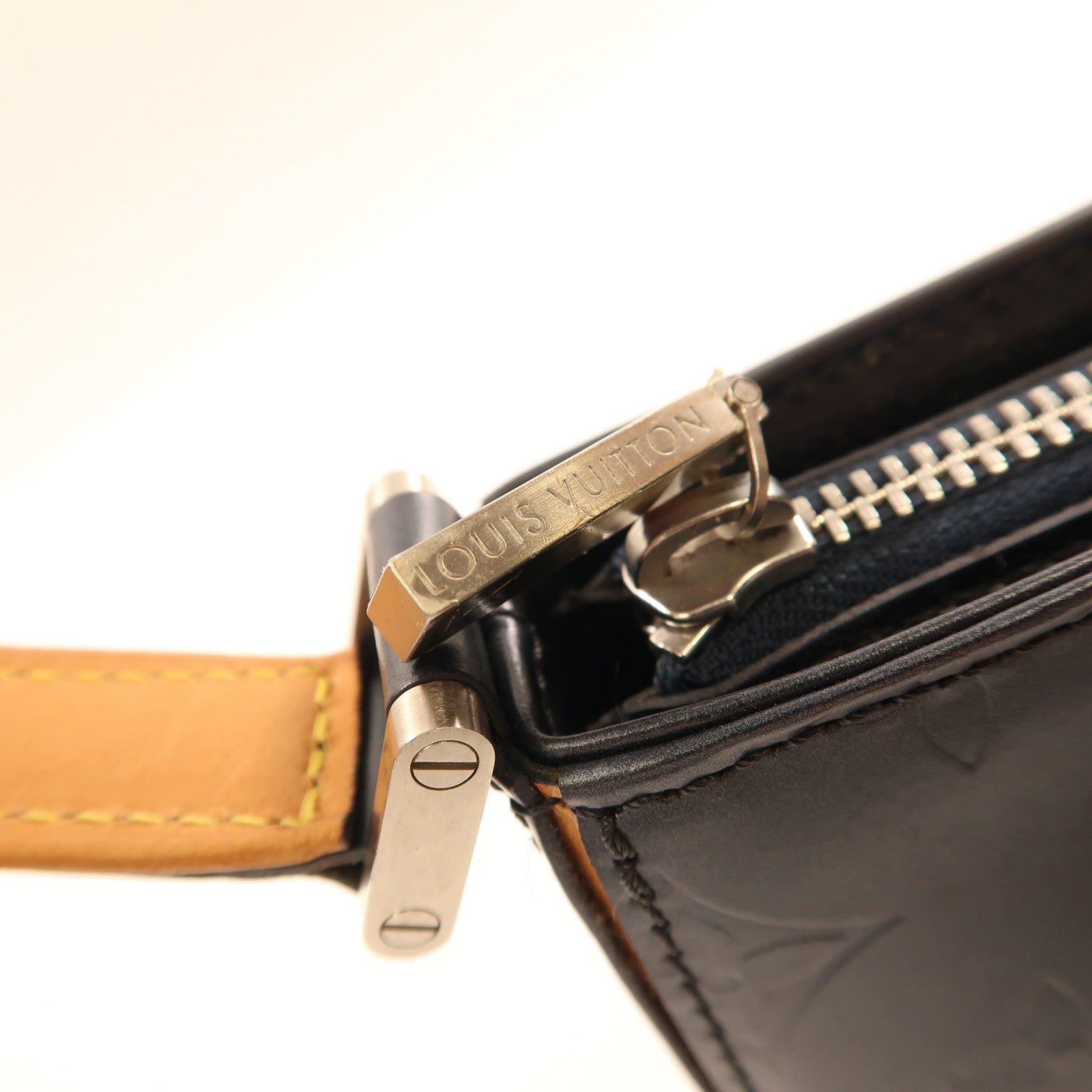 LOUIS VUITTON 牛皮皮革Matt Fowler Noir銀扣肩背袋