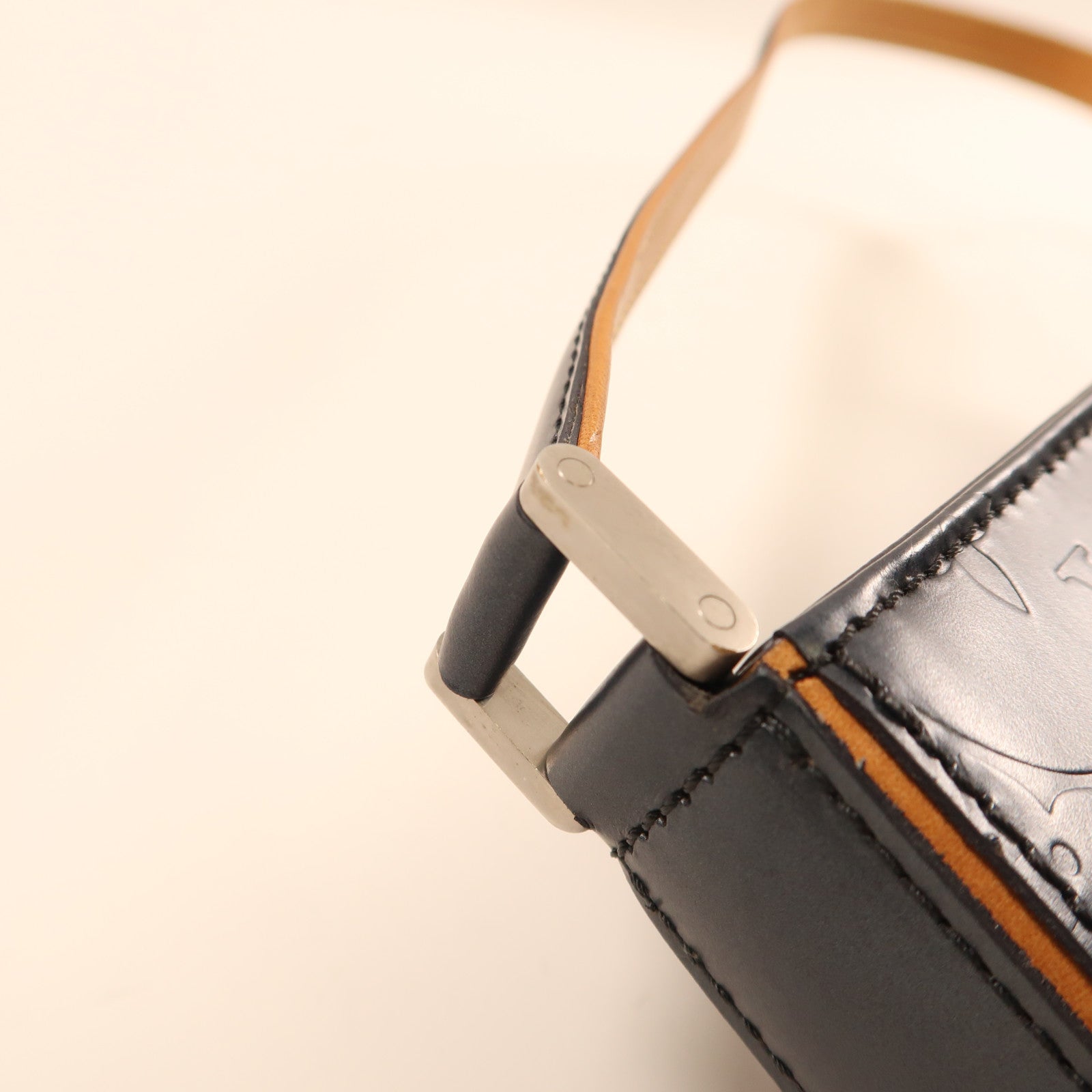 LOUIS VUITTON 牛皮皮革Matt Fowler Noir銀扣肩背袋