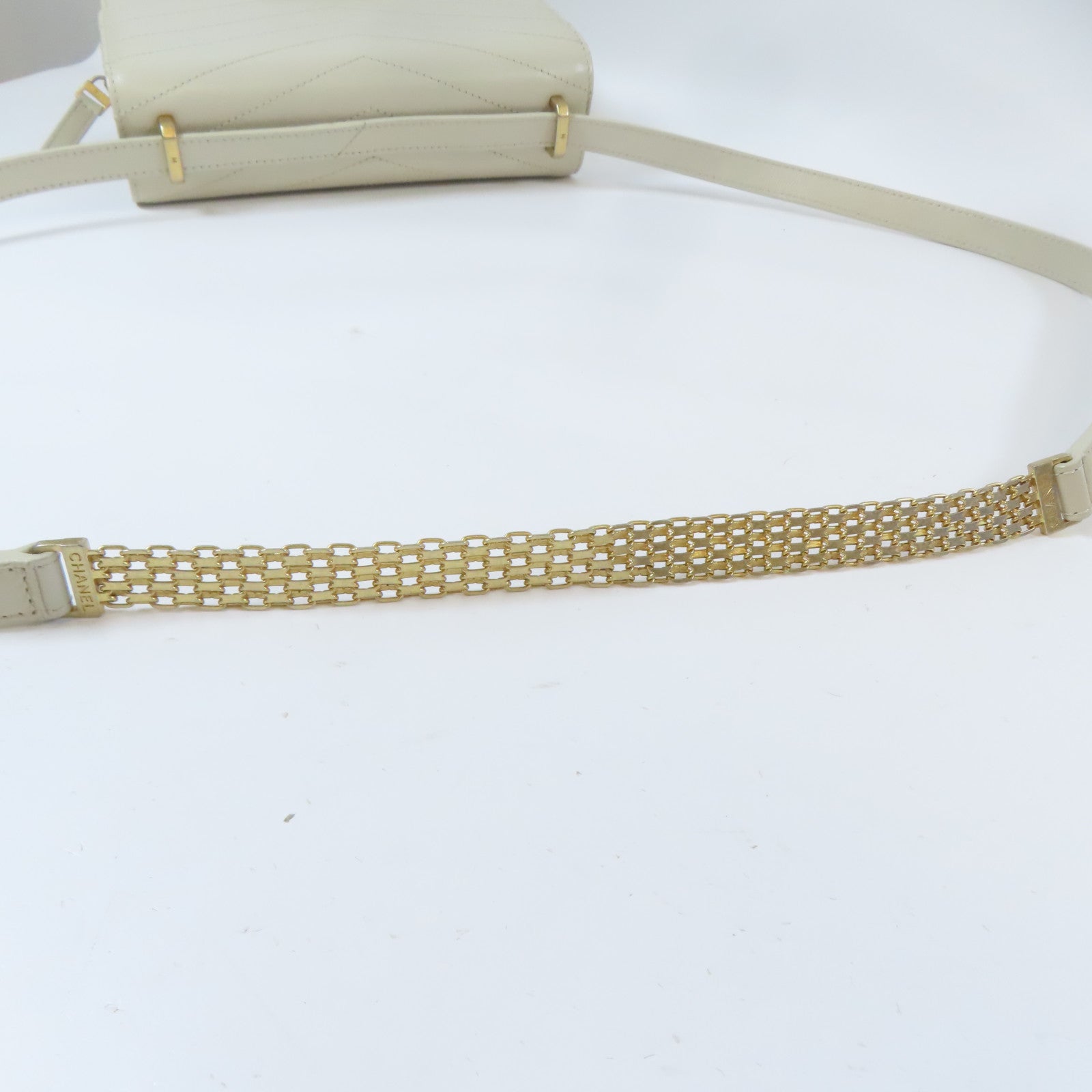 CHANEL 【激減優惠】斜紋牛皮皮革Chevron Medal Flap金扣肩背袋米色
