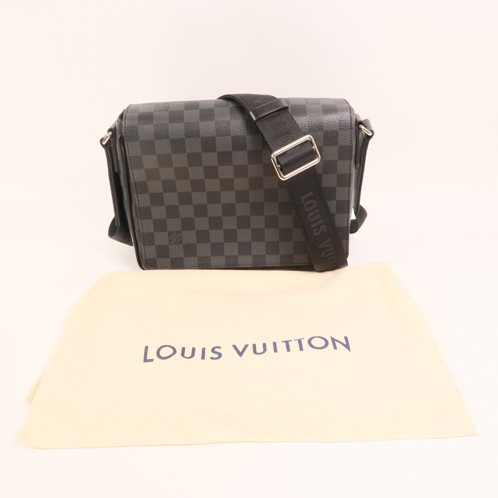 LOUIS VUITTON Damier Graphite District PM Messenger銀扣肩背袋