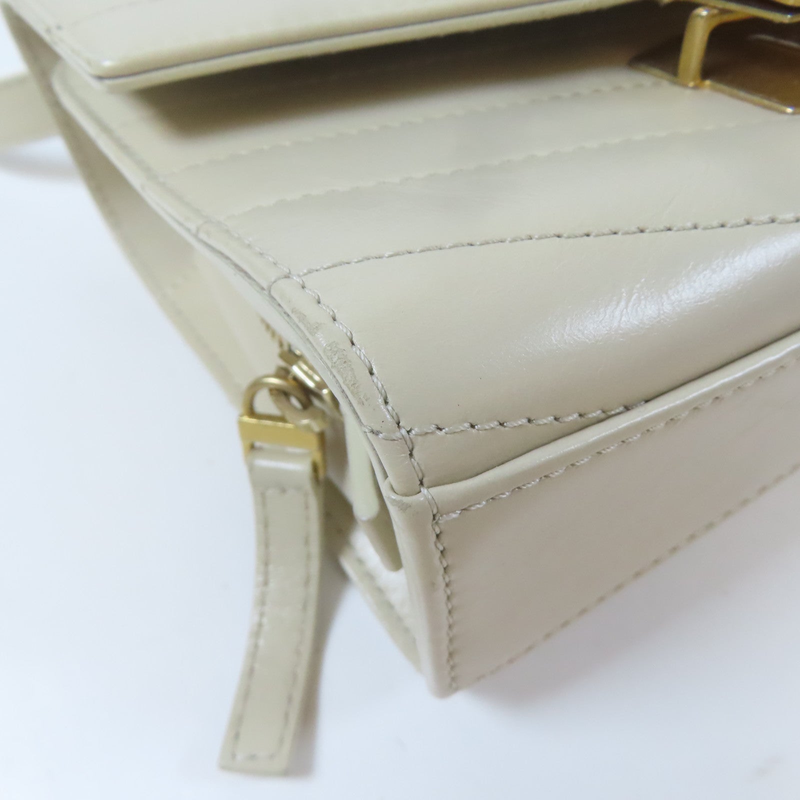 CHANEL 【激減優惠】斜紋牛皮皮革Chevron Medal Flap金扣肩背袋米色