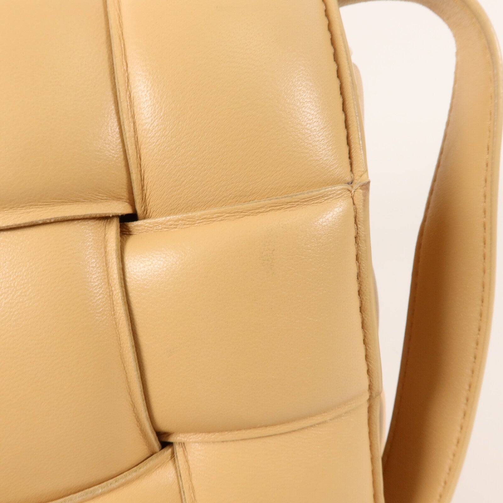 BOTTEGA VENETA 羊皮皮革Cassette Medium肩背袋