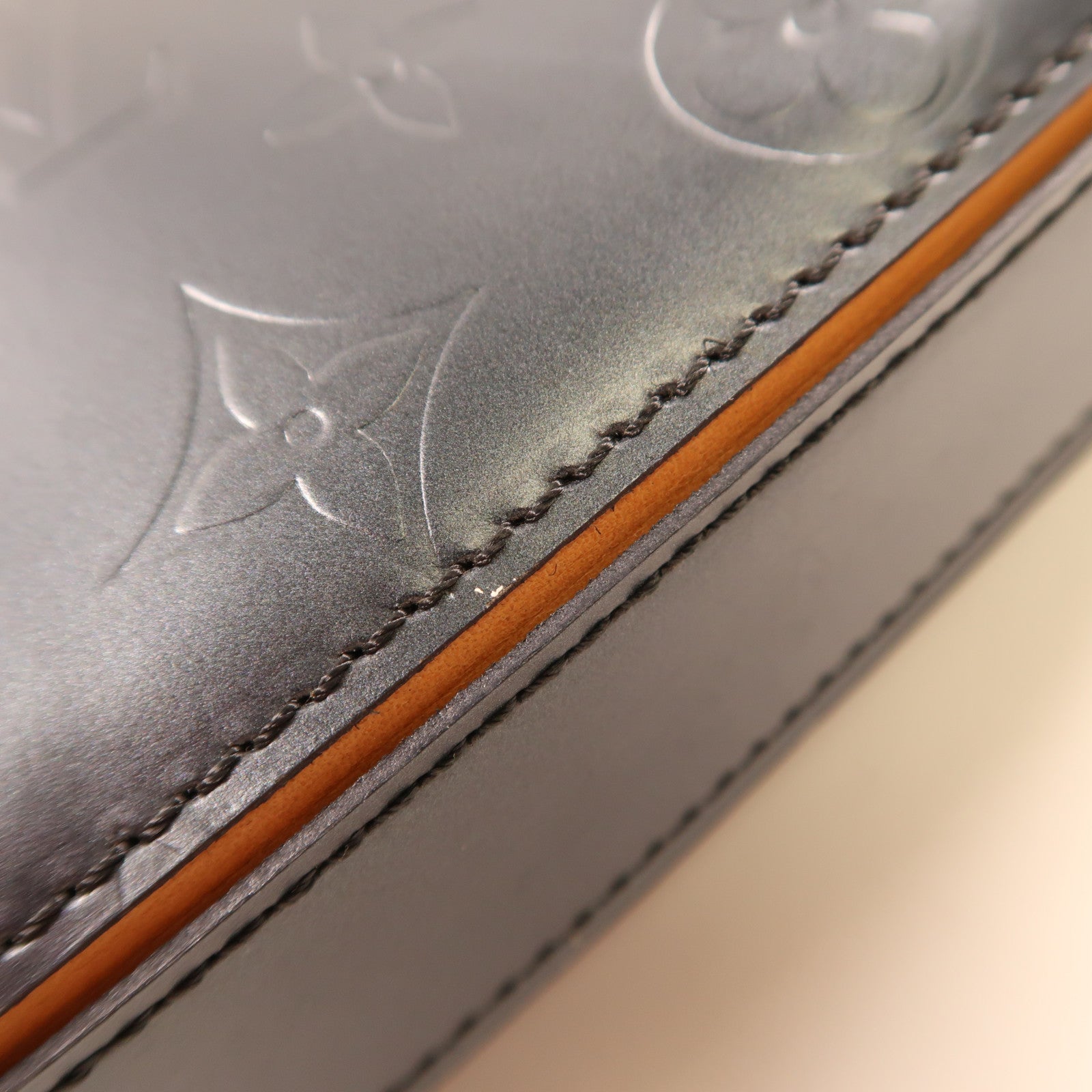 LOUIS VUITTON 牛皮皮革Matt Fowler Noir銀扣肩背袋