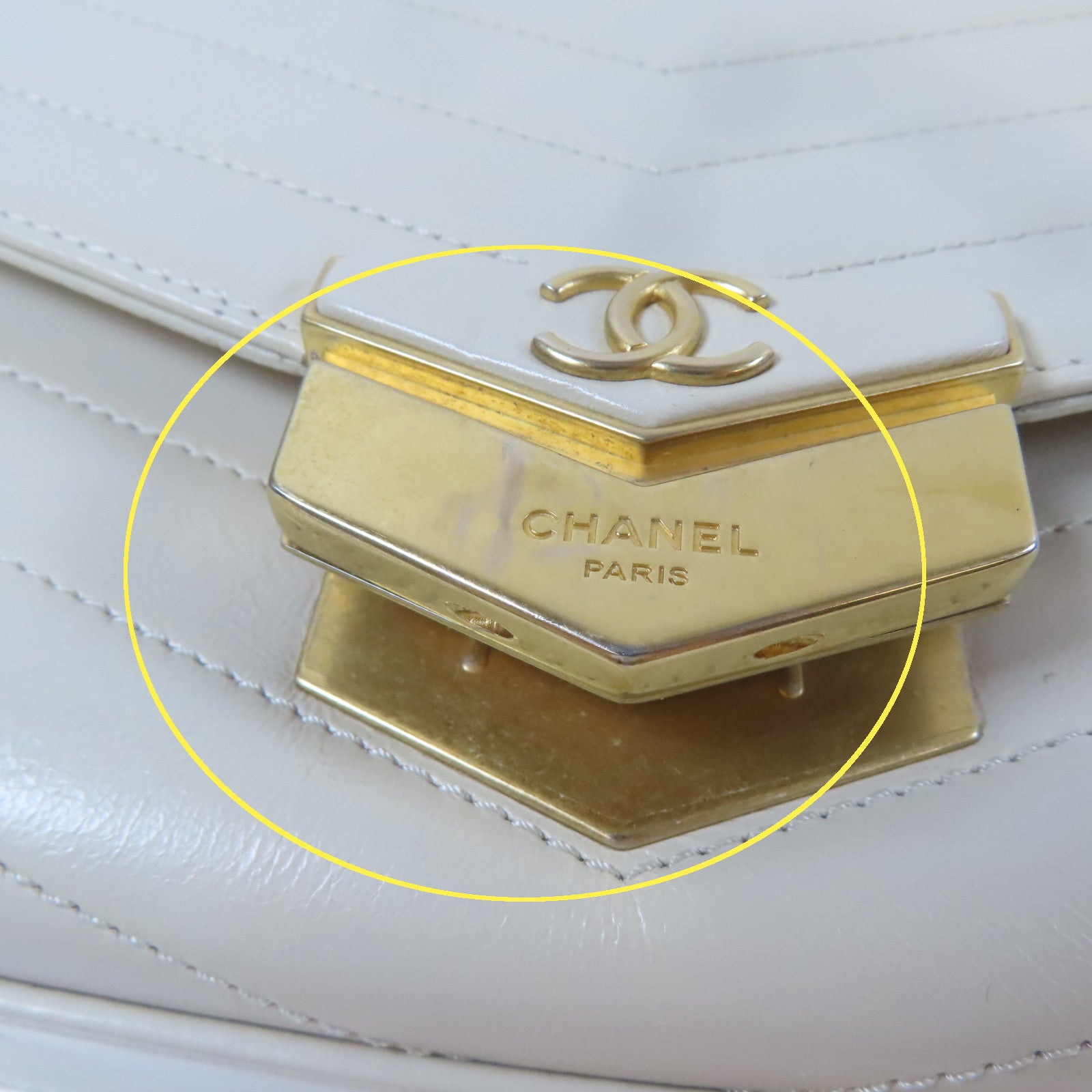 CHANEL 【激減優惠】斜紋牛皮皮革Chevron Medal Flap金扣肩背袋米色