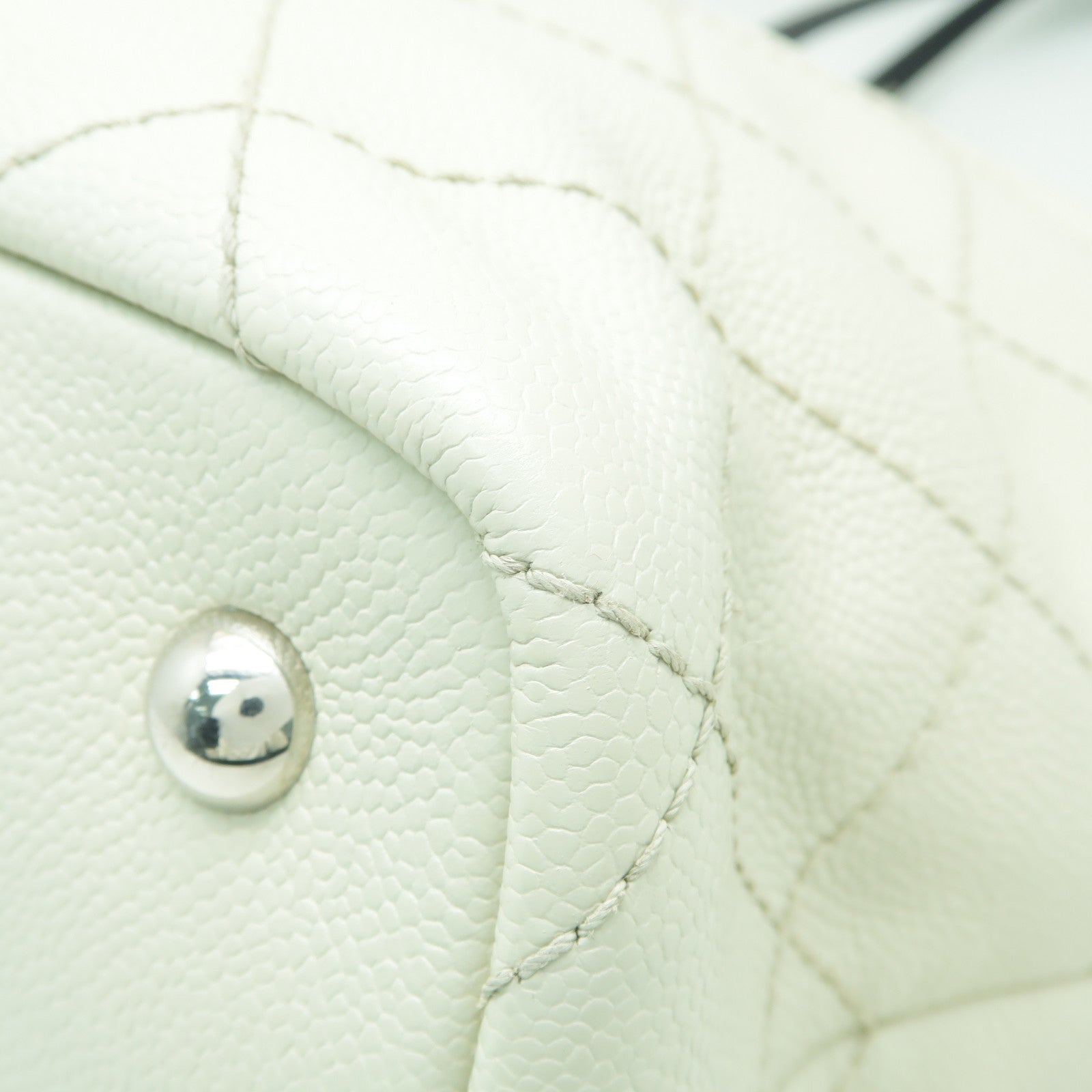 CHANEL 【激減優惠】菱格Caviar皮革Tote Bag銀扣手挽袋白色/黑色