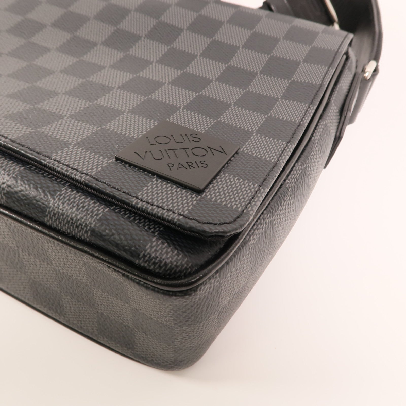 LOUIS VUITTON Damier Graphite District PM Messenger銀扣肩背袋
