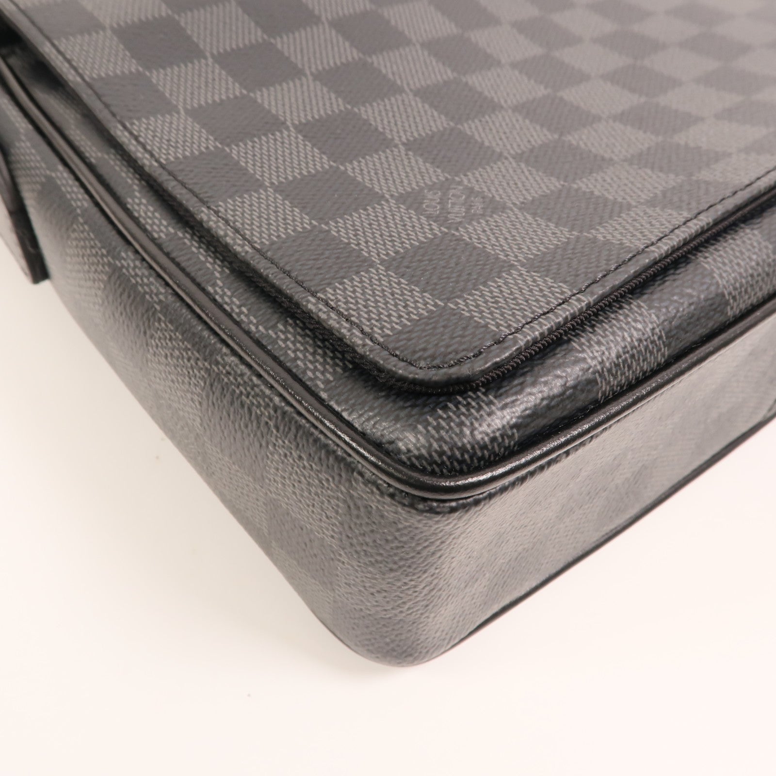 LOUIS VUITTON Damier Graphite District PM Messenger銀扣肩背袋