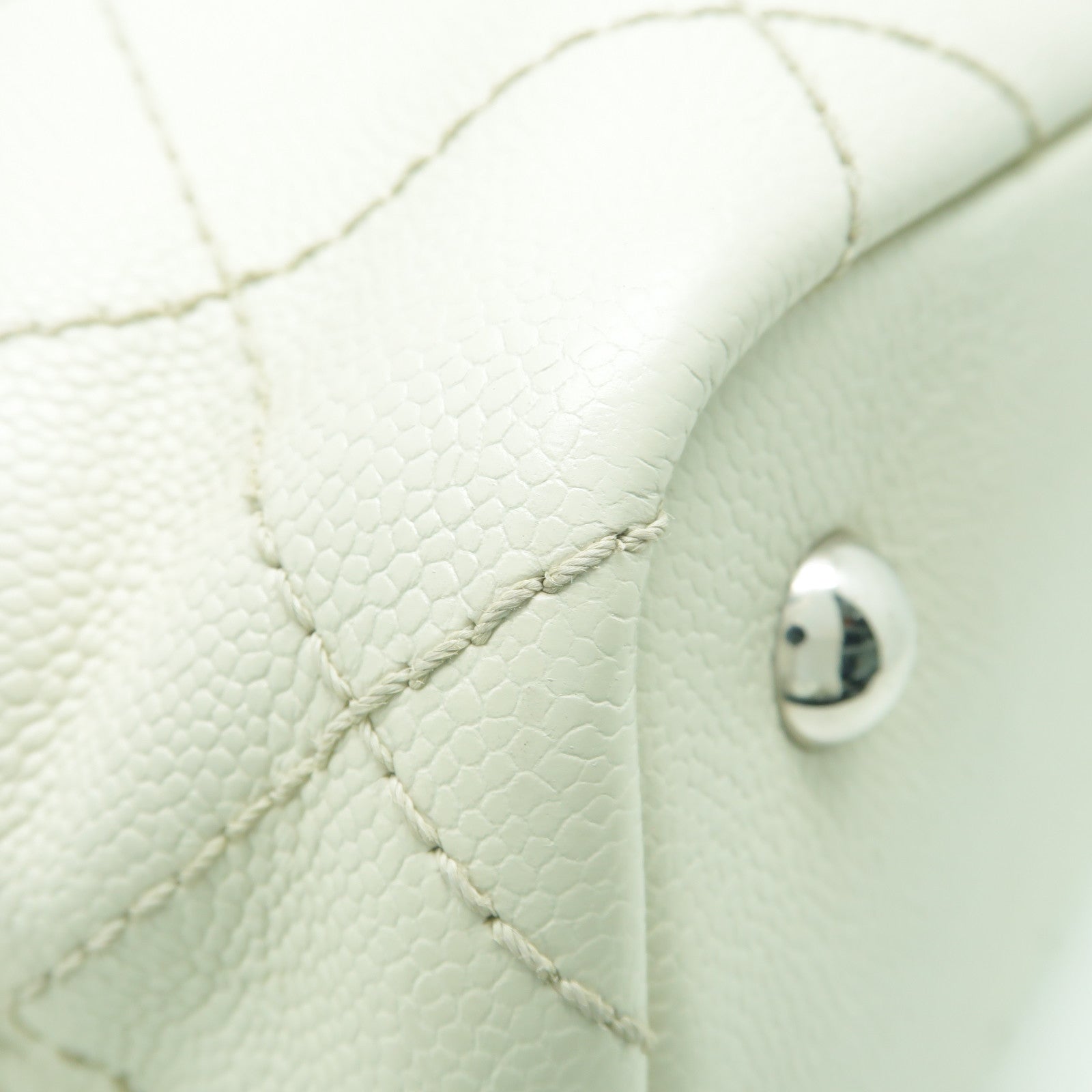 CHANEL 【激減優惠】菱格Caviar皮革Tote Bag銀扣手挽袋白色/黑色