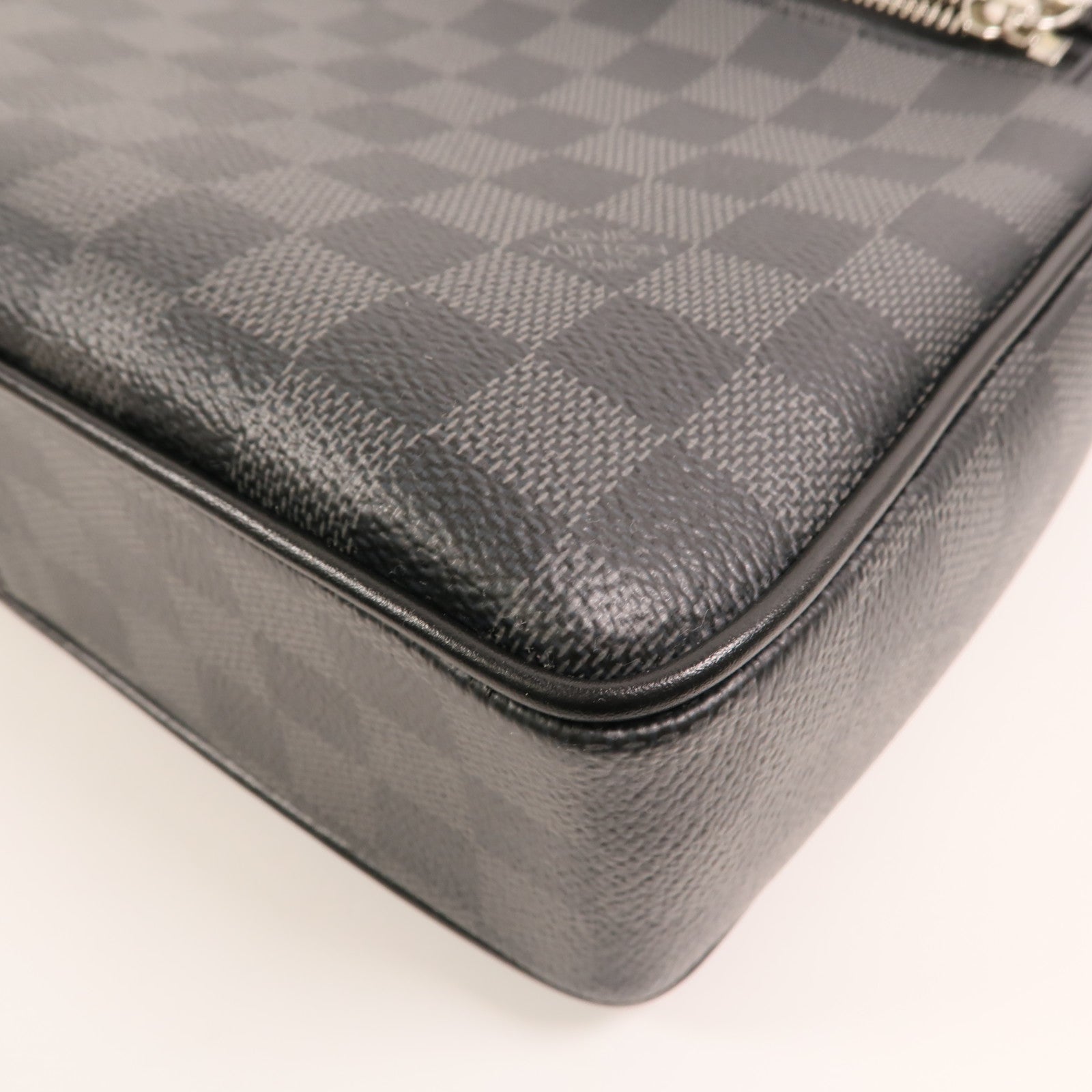 LOUIS VUITTON Damier Graphite District PM Messenger銀扣肩背袋
