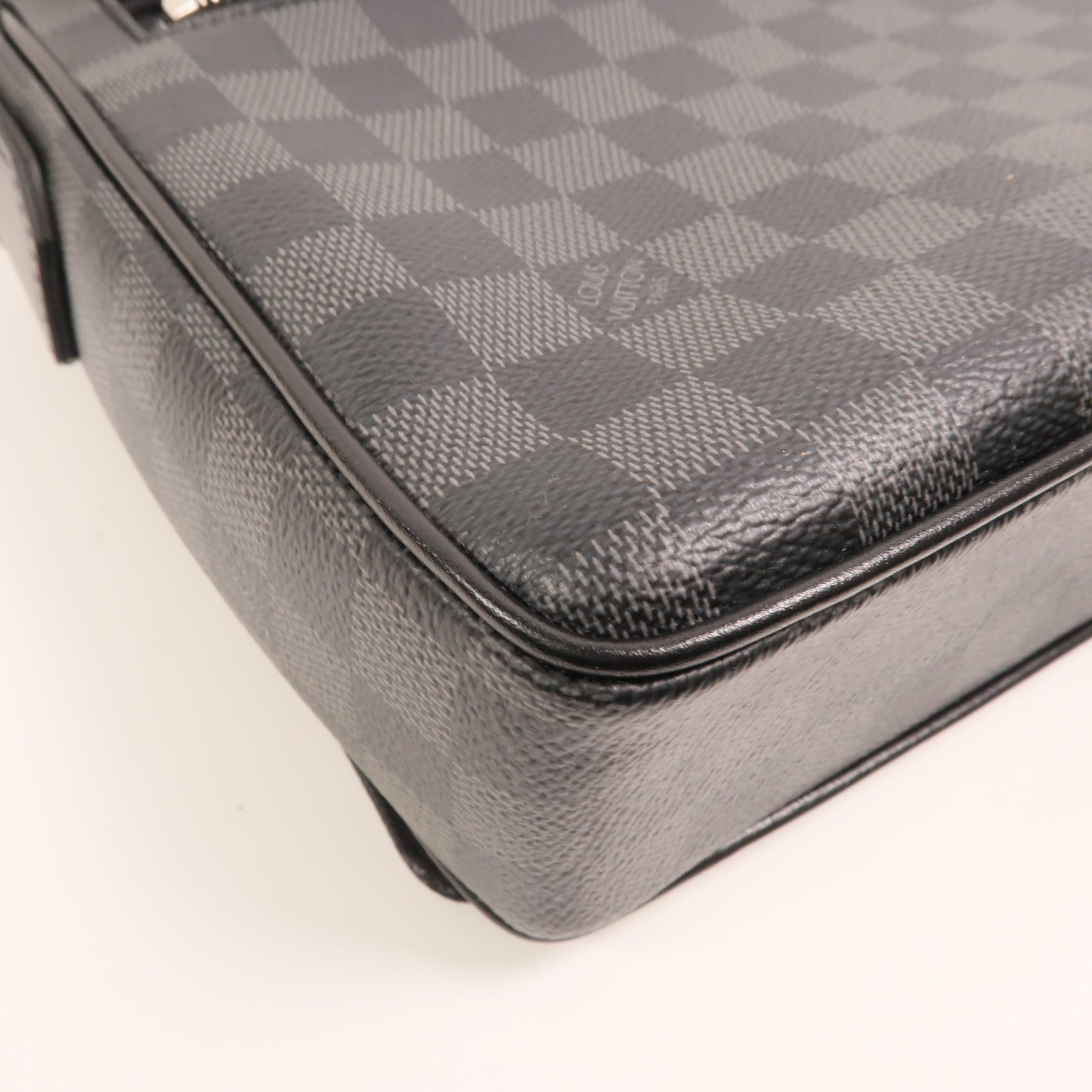 LOUIS VUITTON Damier Graphite District PM Messenger銀扣肩背袋