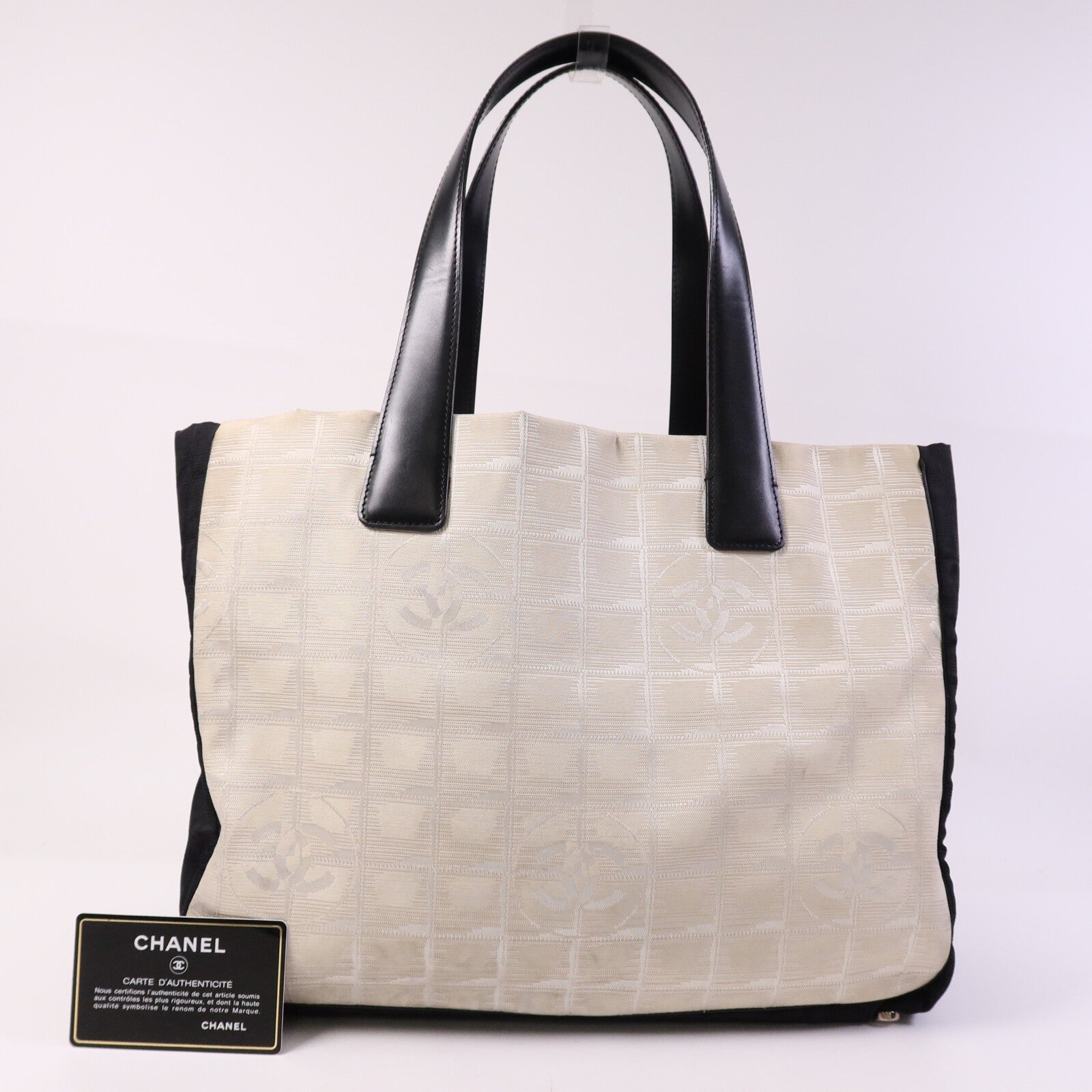 CHANEL 尼龍New Travel Line銀扣手挽袋