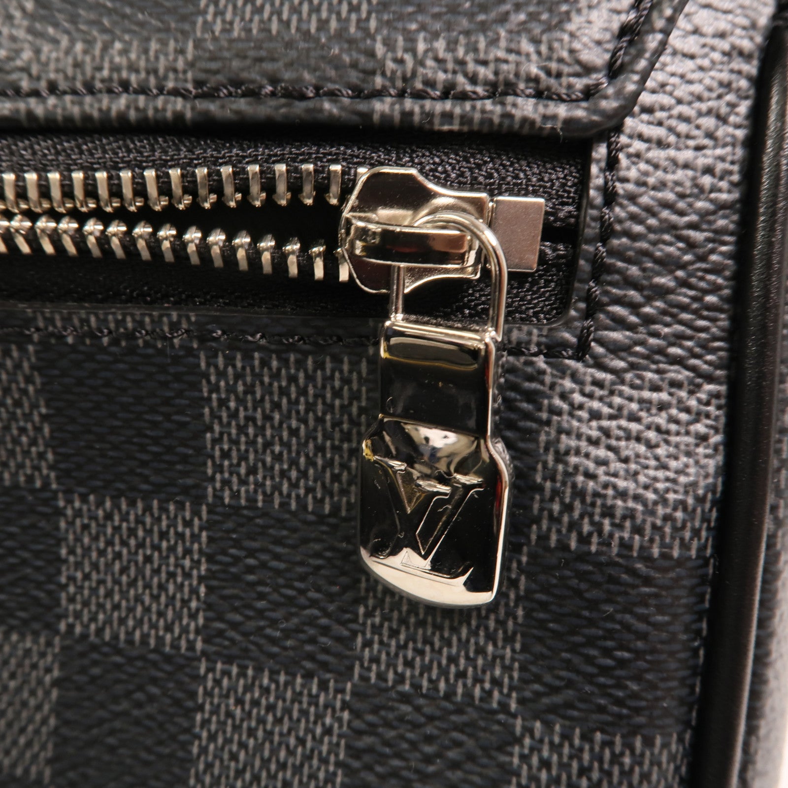 LOUIS VUITTON Damier Graphite District PM Messenger銀扣肩背袋
