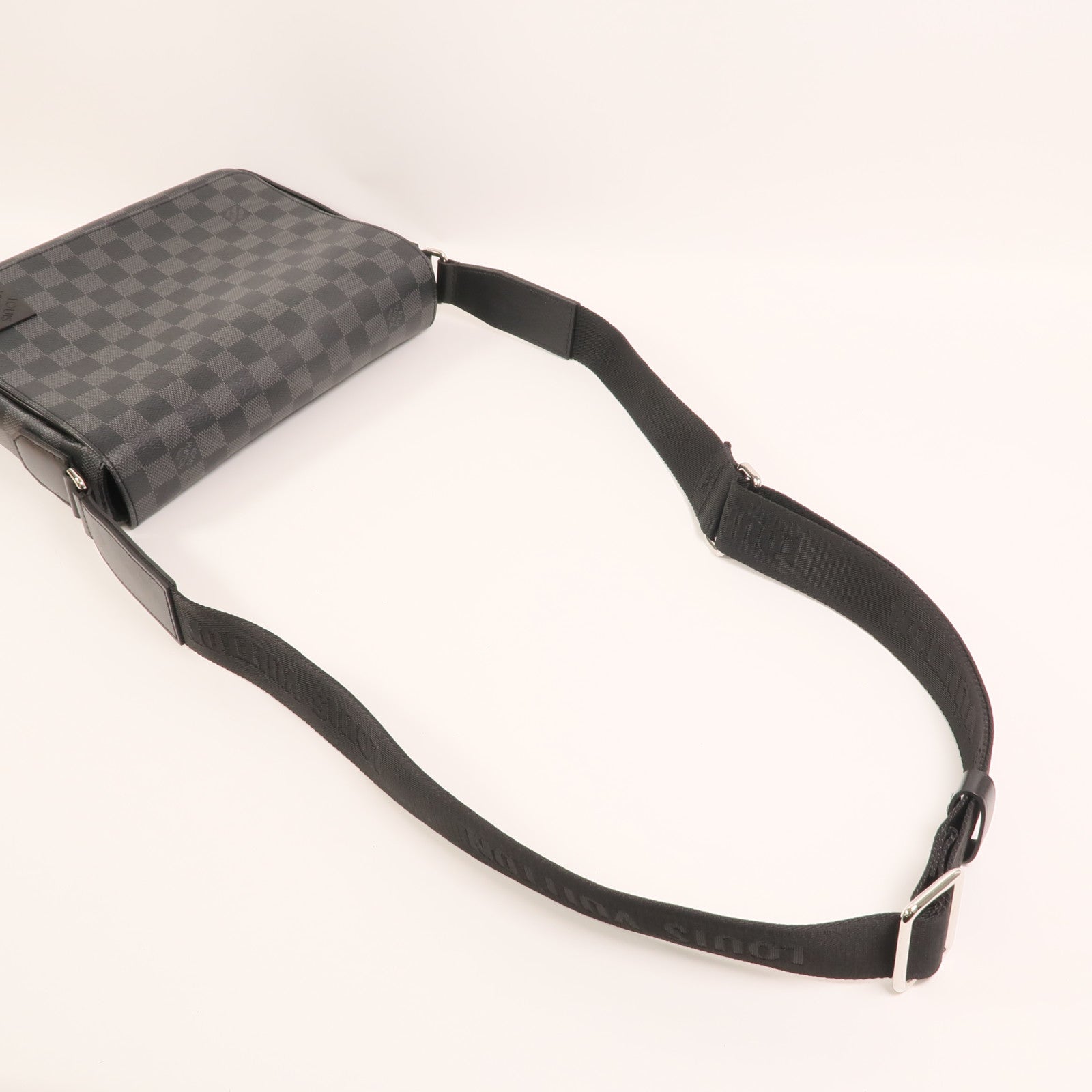 LOUIS VUITTON Damier Graphite District PM Messenger銀扣肩背袋