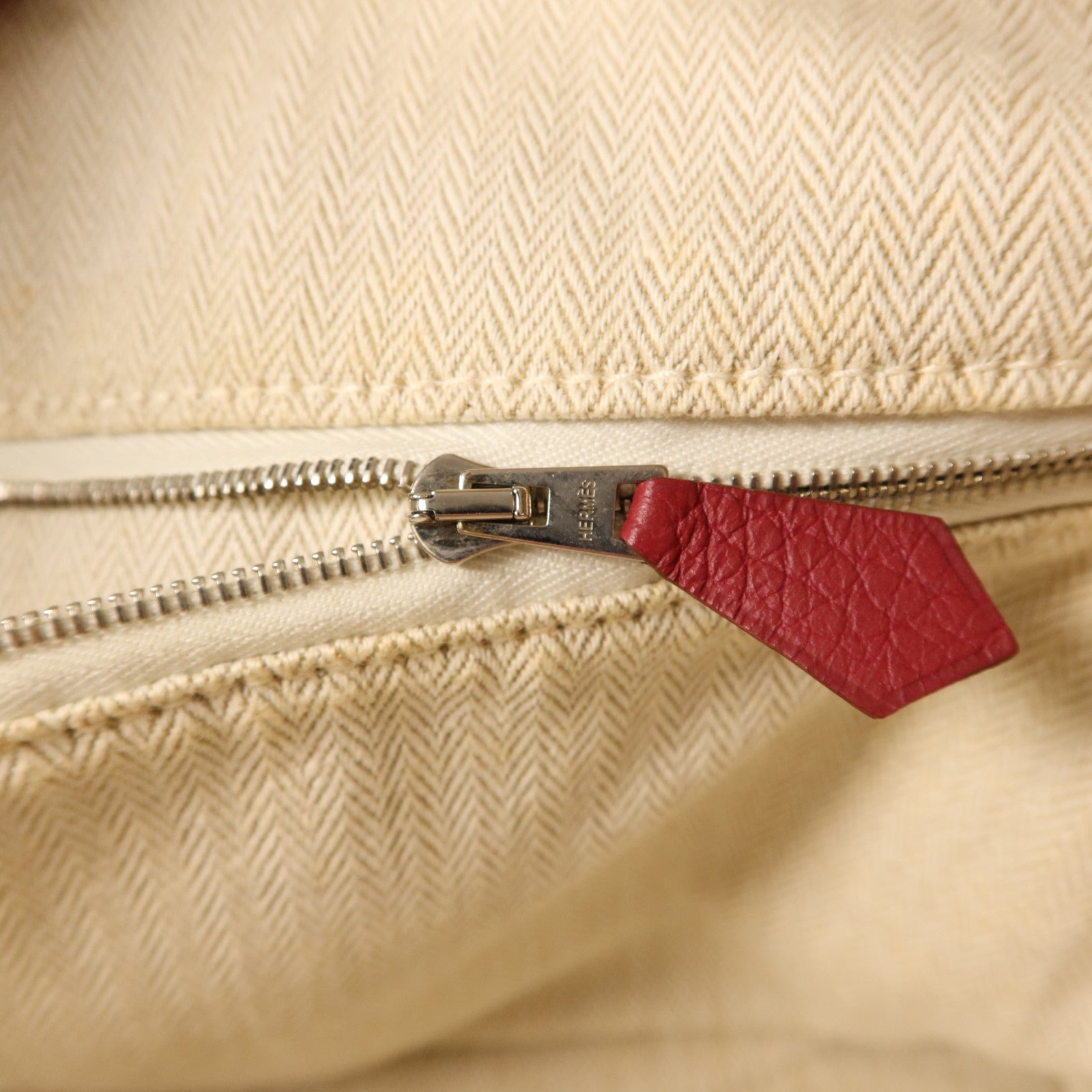 HERMES Clemence皮革Victoria銀扣手挽袋Rubis