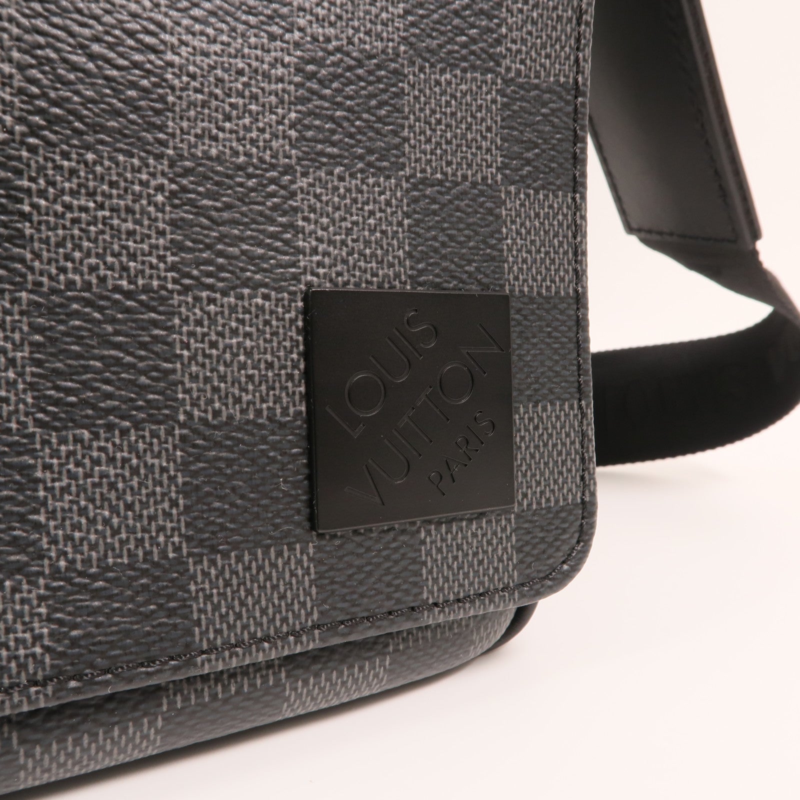 LOUIS VUITTON Damier Graphite District PM Messenger銀扣肩背袋