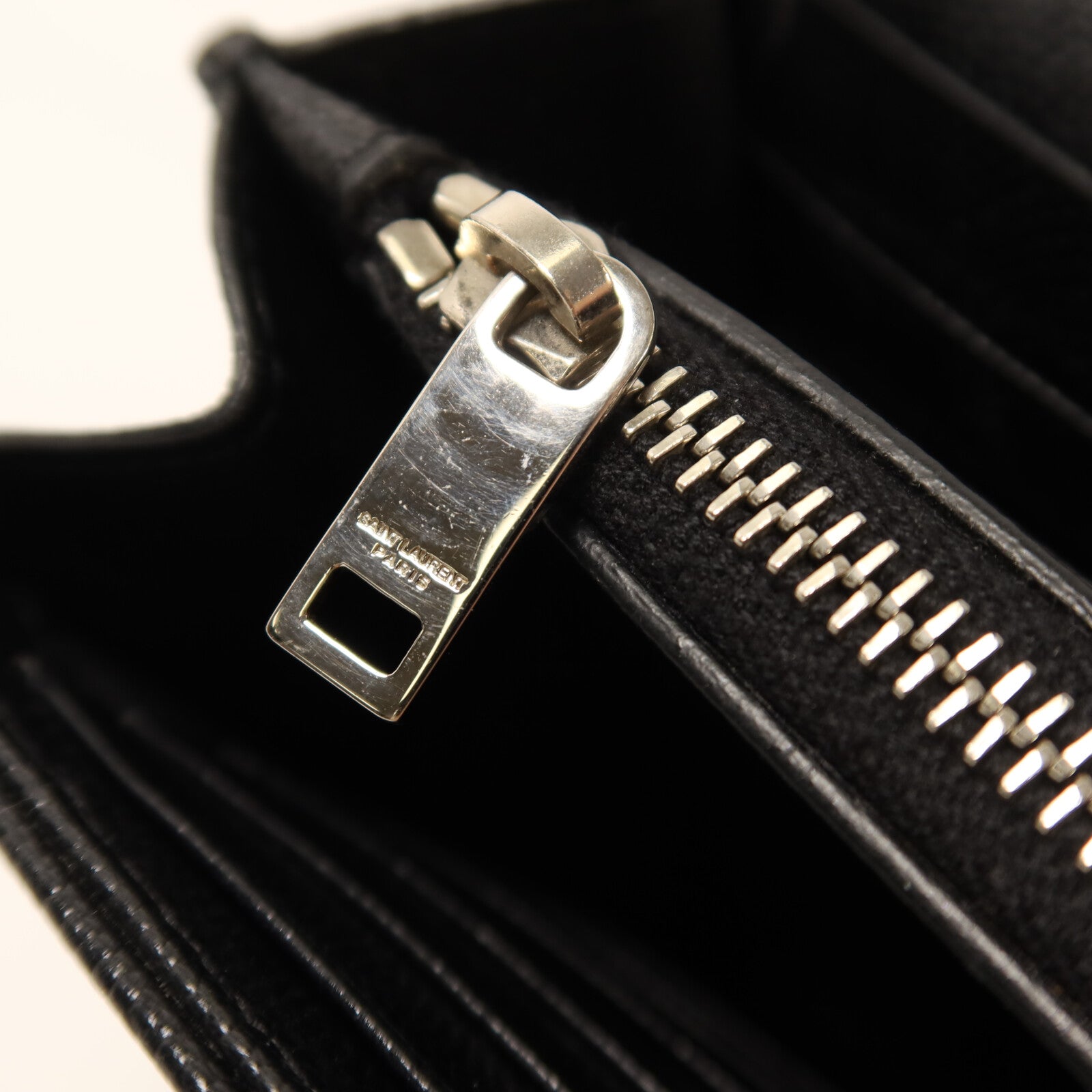 YVES SAINT LAURENT 牛皮皮革Shoulder Bag銀扣鏈帶肩背袋