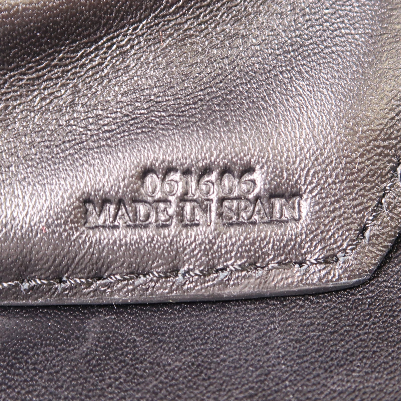 LOEWE 蛇皮皮革Barcelona銀扣肩背袋