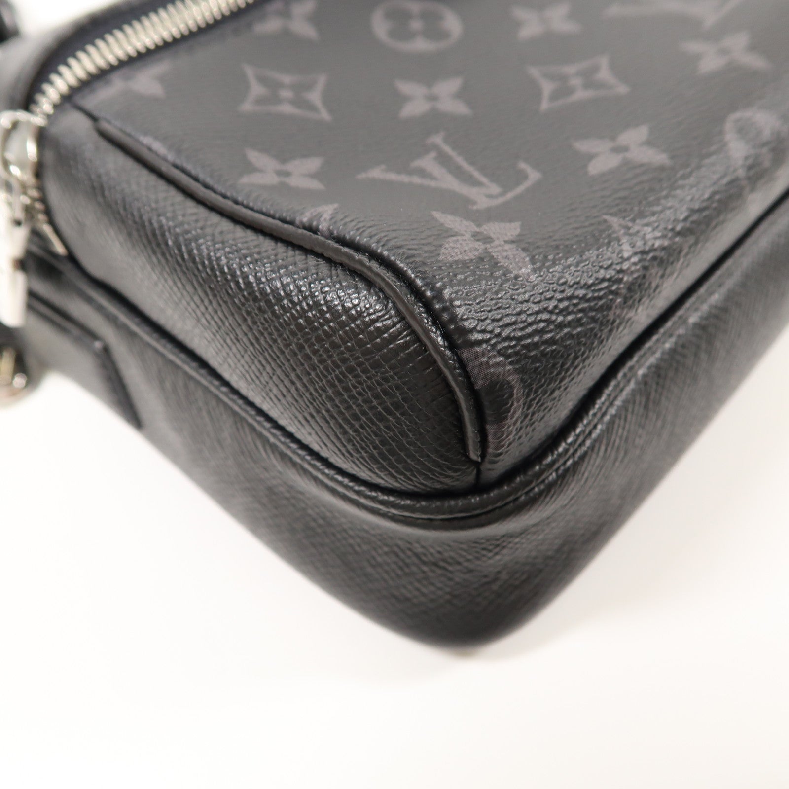 LOUIS VUITTON Monogram Eclipse/Taiga Outdoor Messenger銀扣肩背袋/斜挎包