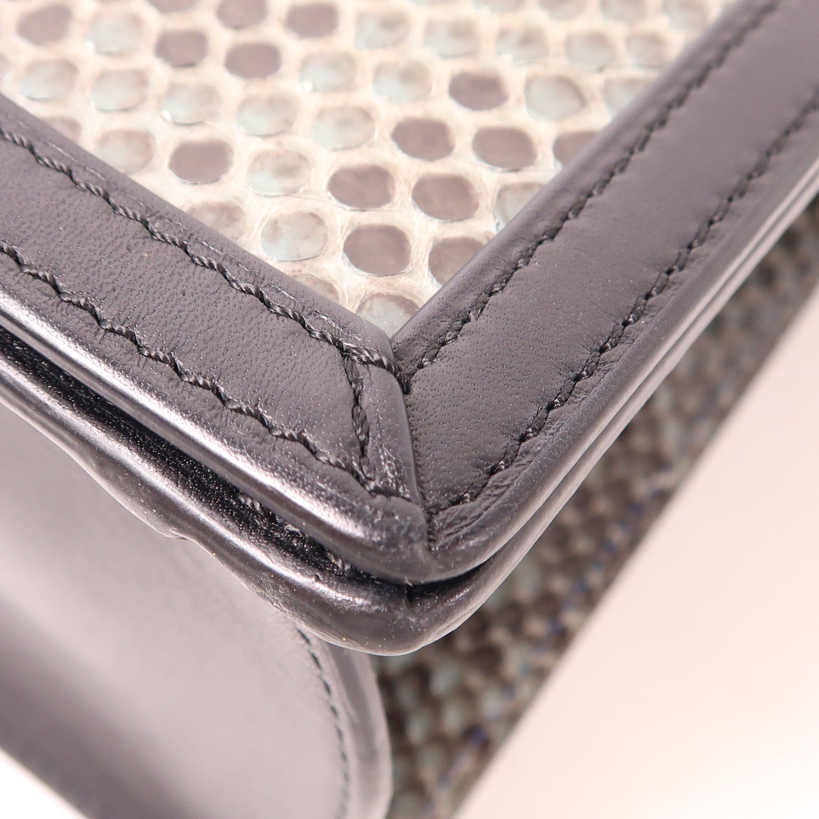 LOEWE 蛇皮皮革Barcelona銀扣肩背袋