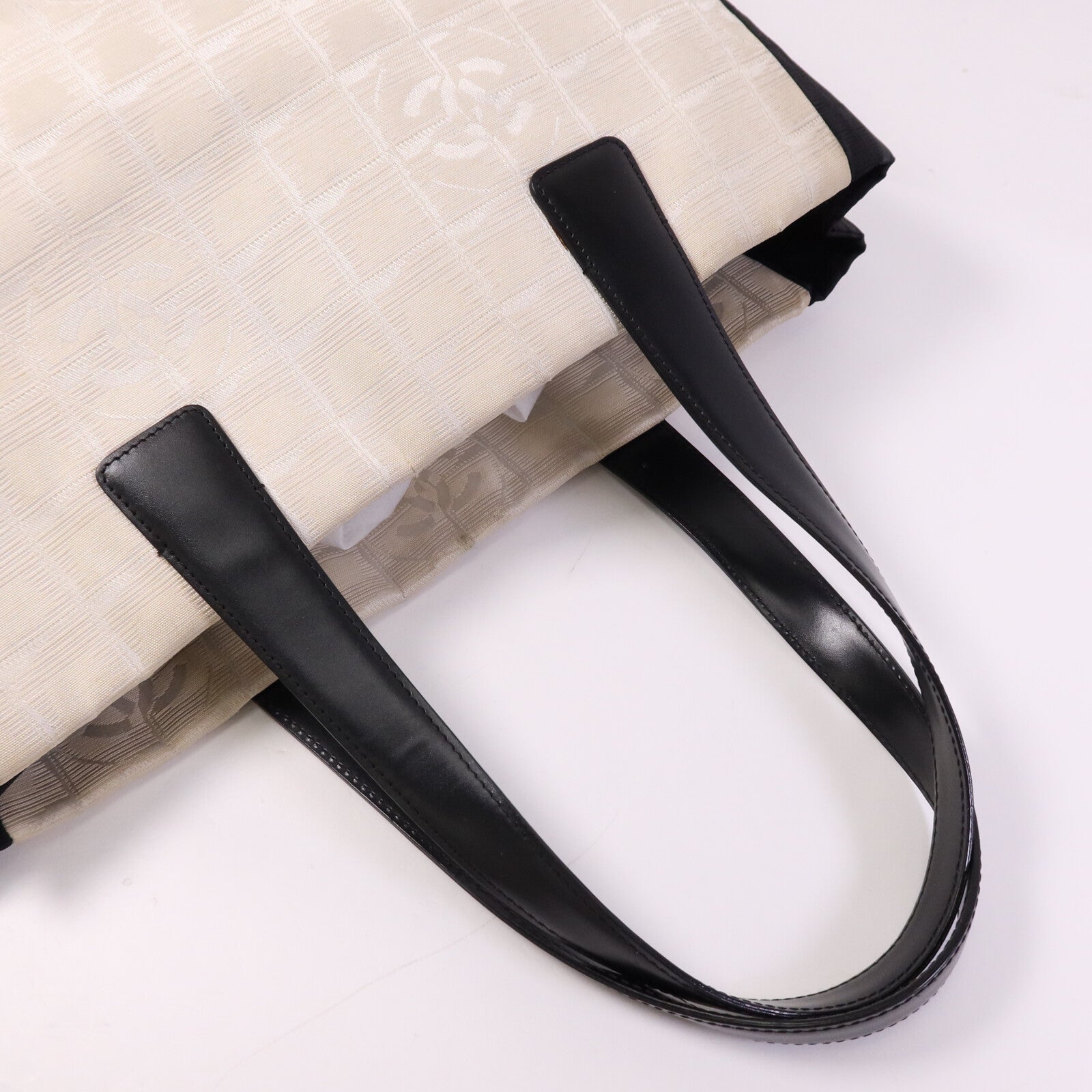 CHANEL 尼龍New Travel Line銀扣手挽袋