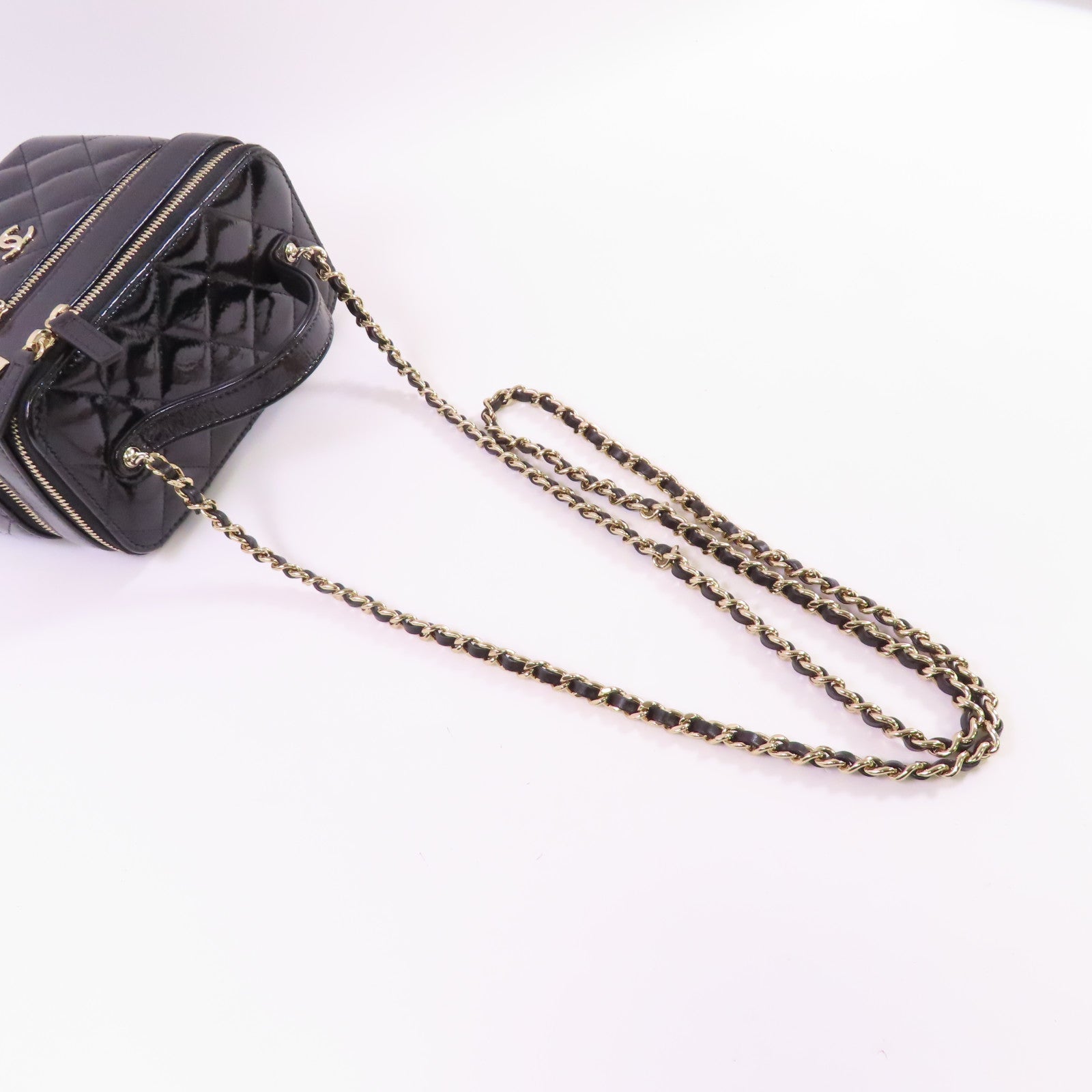 CHANEL 【激減優惠】漆皮皮革Vanity Case金扣鏈帶手挽肩背兩用袋
